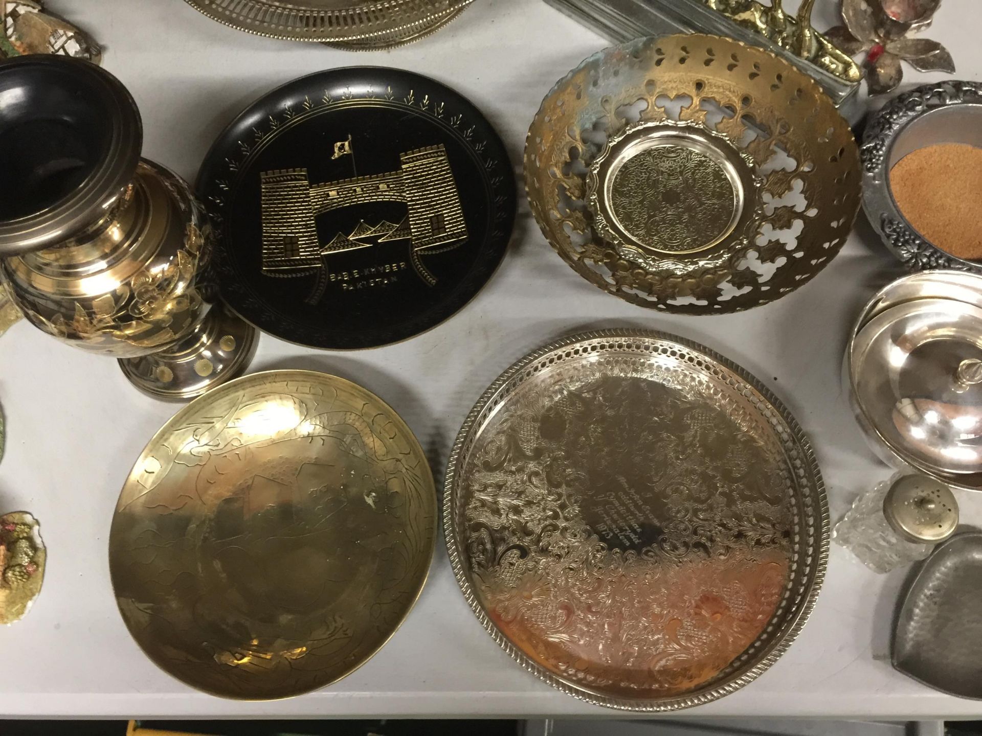 A QUANTITY OF SILVER PLATED ITEMS TO INCLUDE A BASKET BOWL, TRAY, BOWLS, VASE, JUG, HORSE, ETC - Image 2 of 5