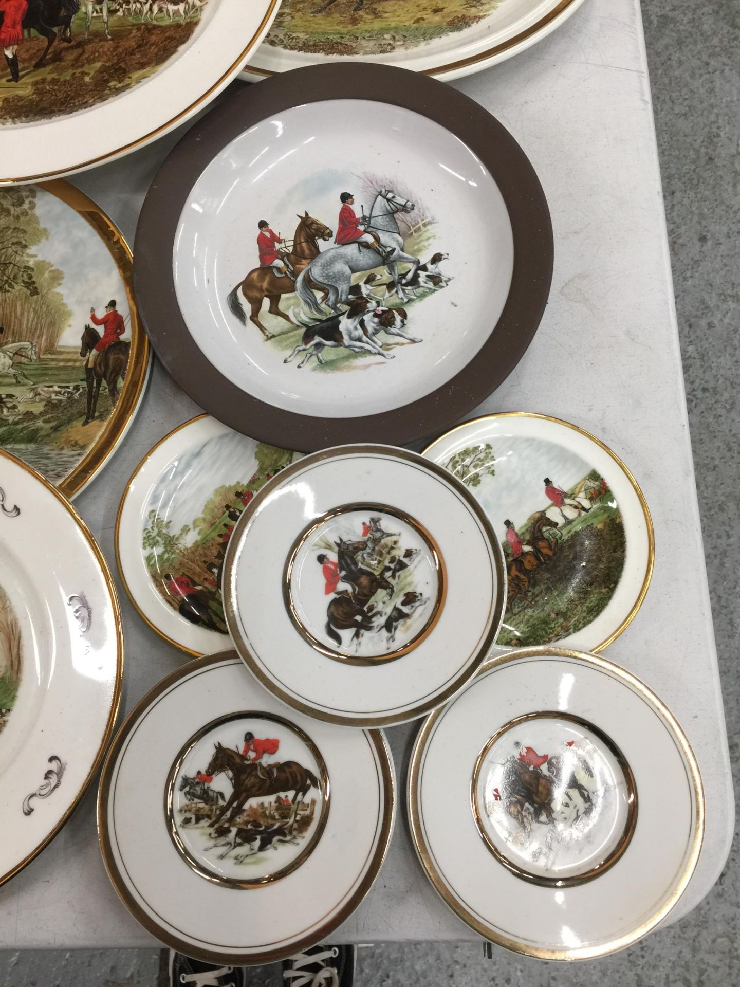 A COLLECTION OF VARIOUS SIZED HUNTING THEMED PLATES - 11 IN TOTAL - Image 2 of 4