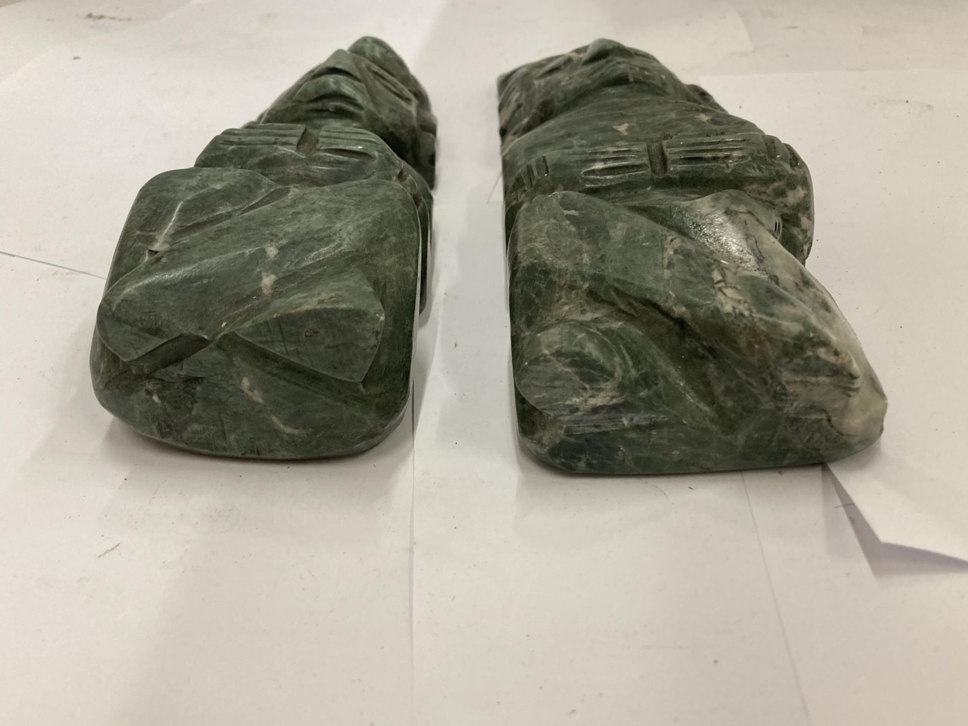 A PAIR OF MALACHITE TYPE STONE FIGURES - Image 4 of 5