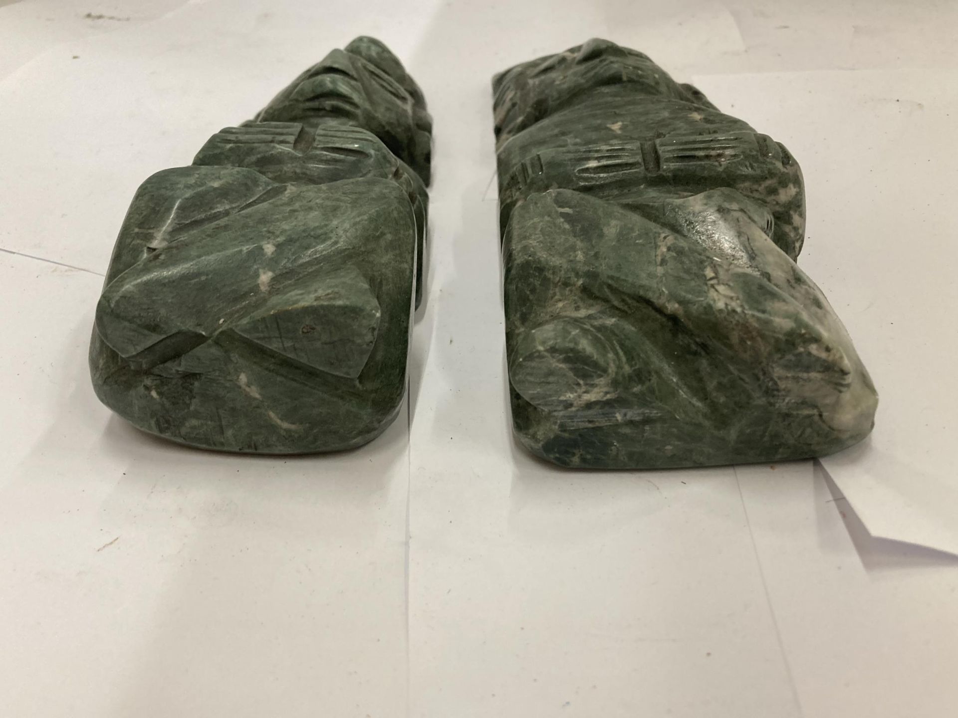 A PAIR OF MALACHITE TYPE STONE FIGURES - Bild 4 aus 5