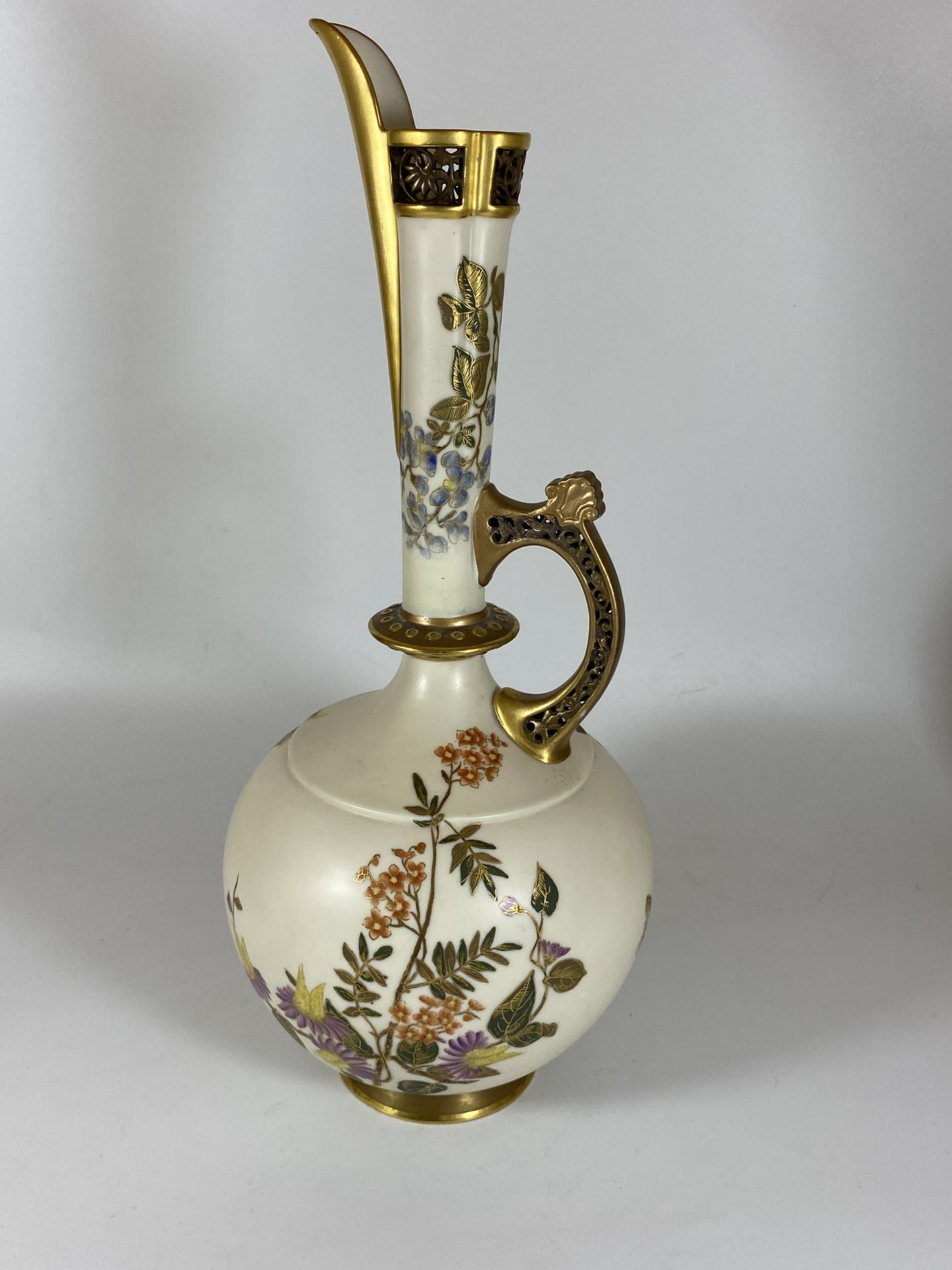 A LARGE ANTIQUE ROYAL WORCESTER HAND PAINTED BLUSH IVORY FLORAL JUG, HEIGHT 38CM (A/F) - Image 4 of 8