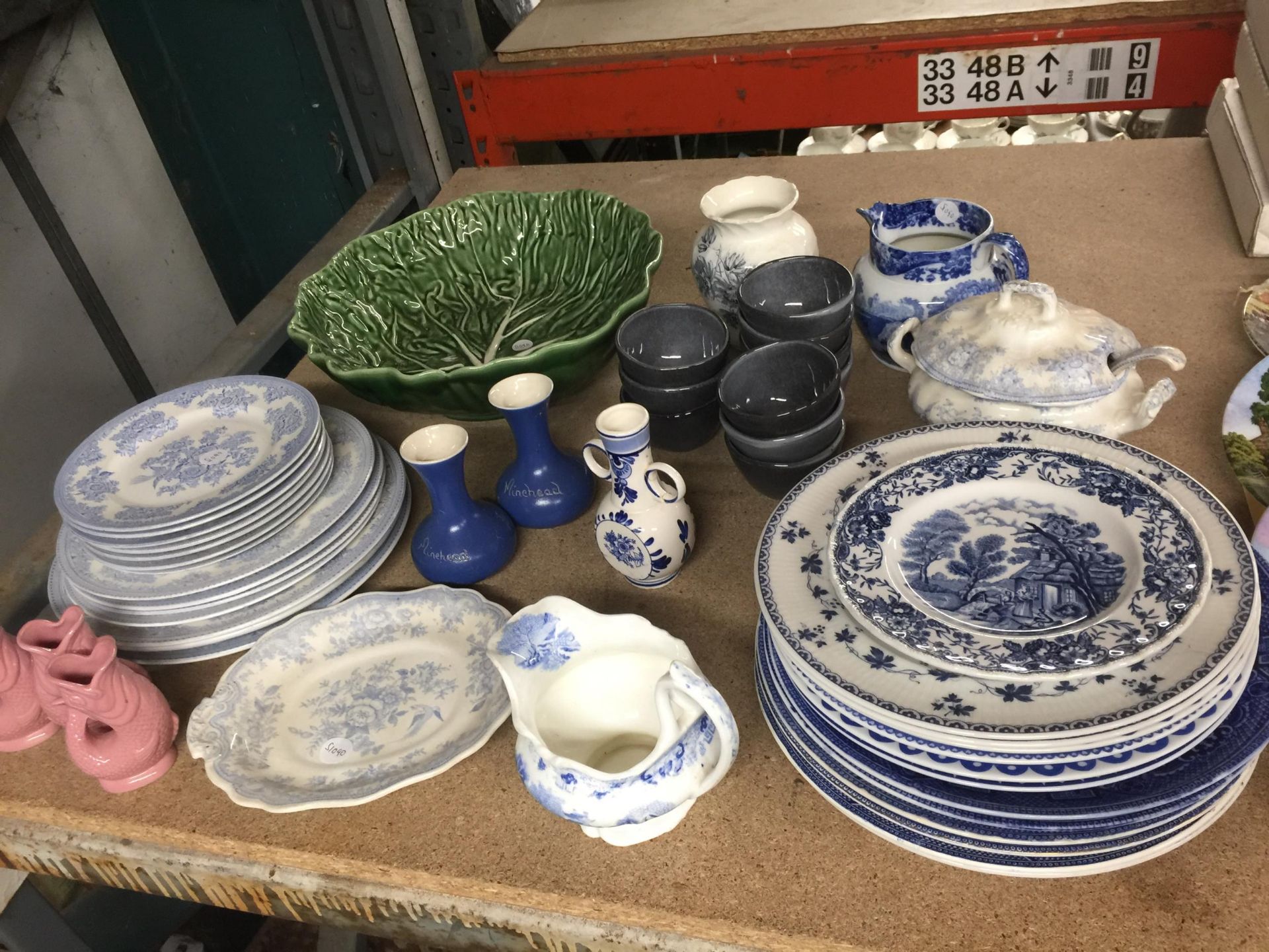 A LARGE QUANTITY OF CERAMICS TO INCLUDE PLATES, JUGS, VASES, ETC - Image 2 of 5