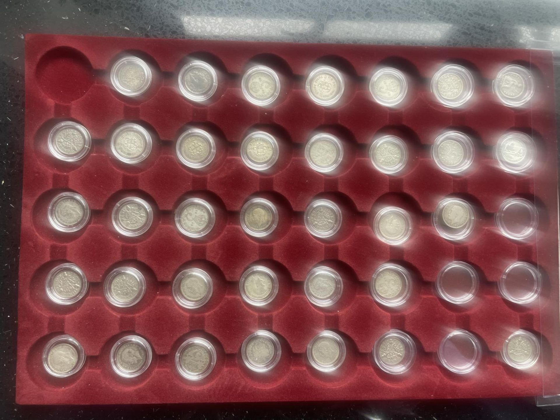A TRAY CONTAINING THIRTY FOUR SILVER 3D PIECES PLUS QE II SILVER 20P PIECE