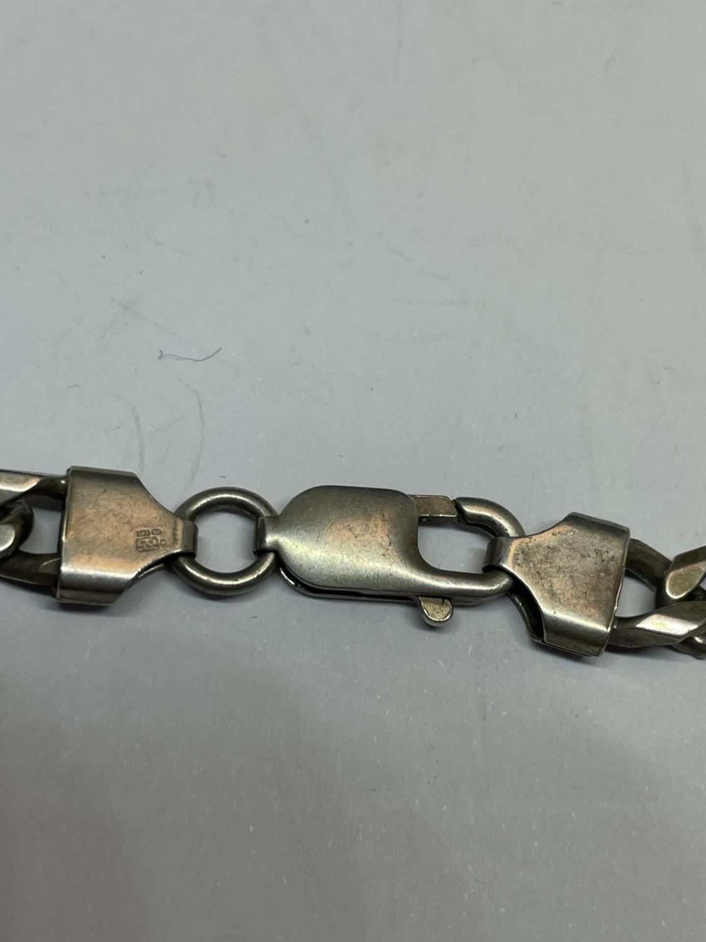 A HEAVY SILVER FLAT LINK NECKLACE LENGTH 20" - Image 3 of 3