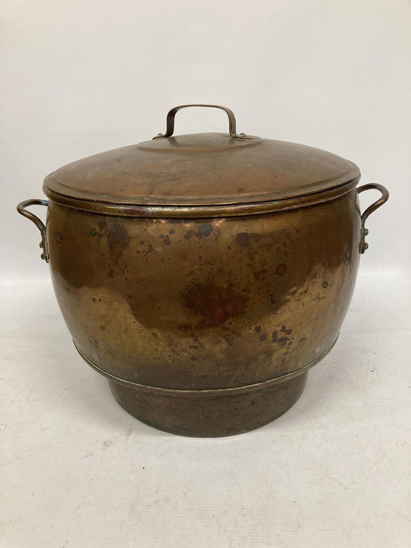 A LARGE VINTAGE TWIN HANDLED COPPER LIDDED TUREEN / BOWL