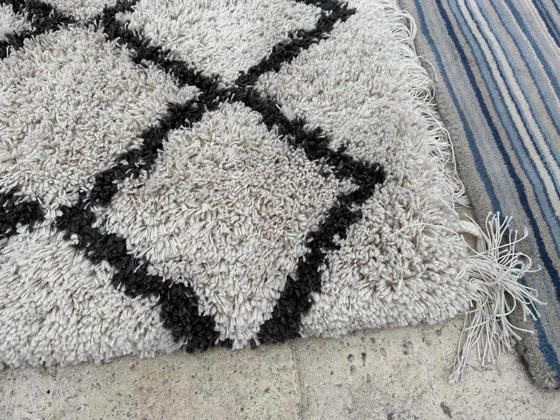 A MODERN CREAM SHAGGY RUG - Bild 2 aus 2