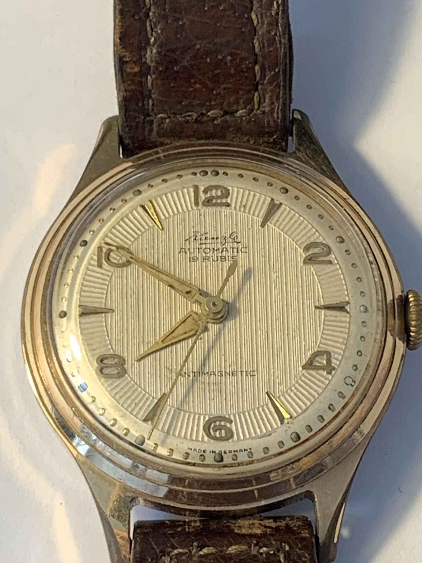 A VINTAGE KIENZLE AUTOMATIC 19 RUBIS ANTIMAGNETIC WRIST WATCH WITH BROWN LEATHER STRAP SEEN - Image 2 of 3