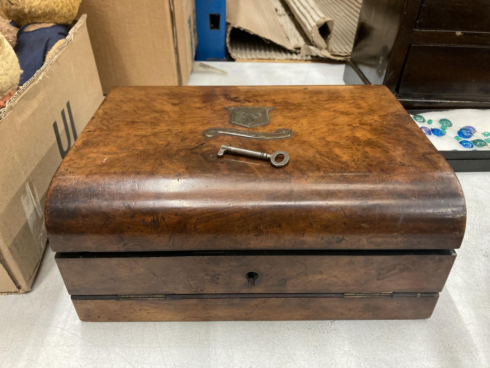 A WALNUT WRITING SLOPE BOX WITH INNER BLACK LEATHER WRITING SECTION - Image 3 of 5