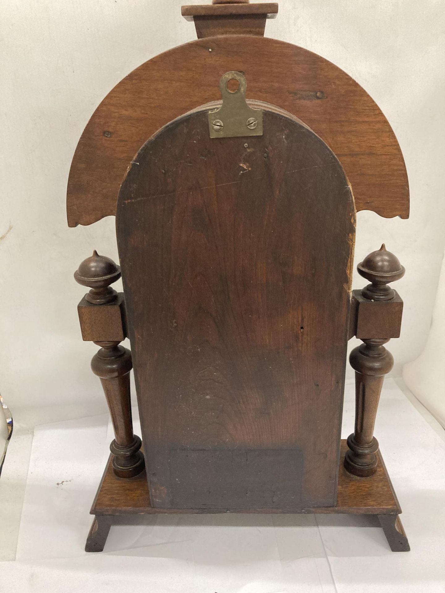 A VINTAGE OAK CHIMING MANTLE CLOCK WITH COLUMN SUPPORTS HAVING LION HEAD DESIGN, WITH PENDULUM, - Image 7 of 7