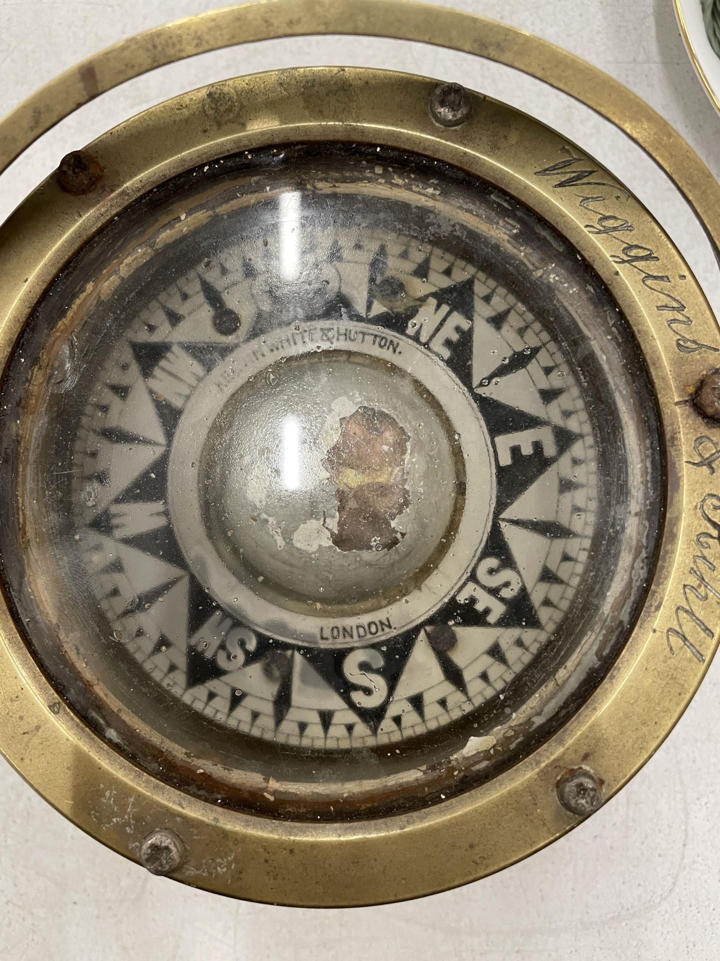 A VINTAGE BRASS WIGGINS & RIHILL, LONDON SHIPS GIMBAL COMPASS - Image 3 of 6