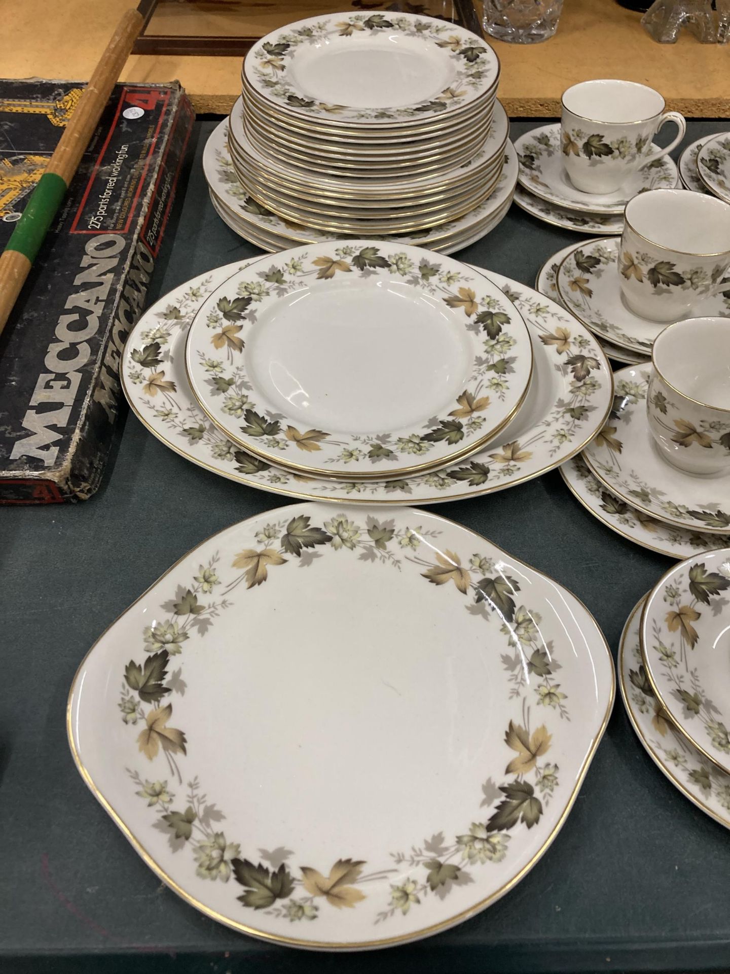 A ROYAL DOULTON 'LARCHMONT' PART DINNER SERVICE TO INCLUDE SERVING TUREENS, VARIOUS SIZES OF PLATES, - Bild 5 aus 5