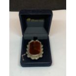 A SILVER AND AGATE BROOCH IN A PRESENTATION BOX
