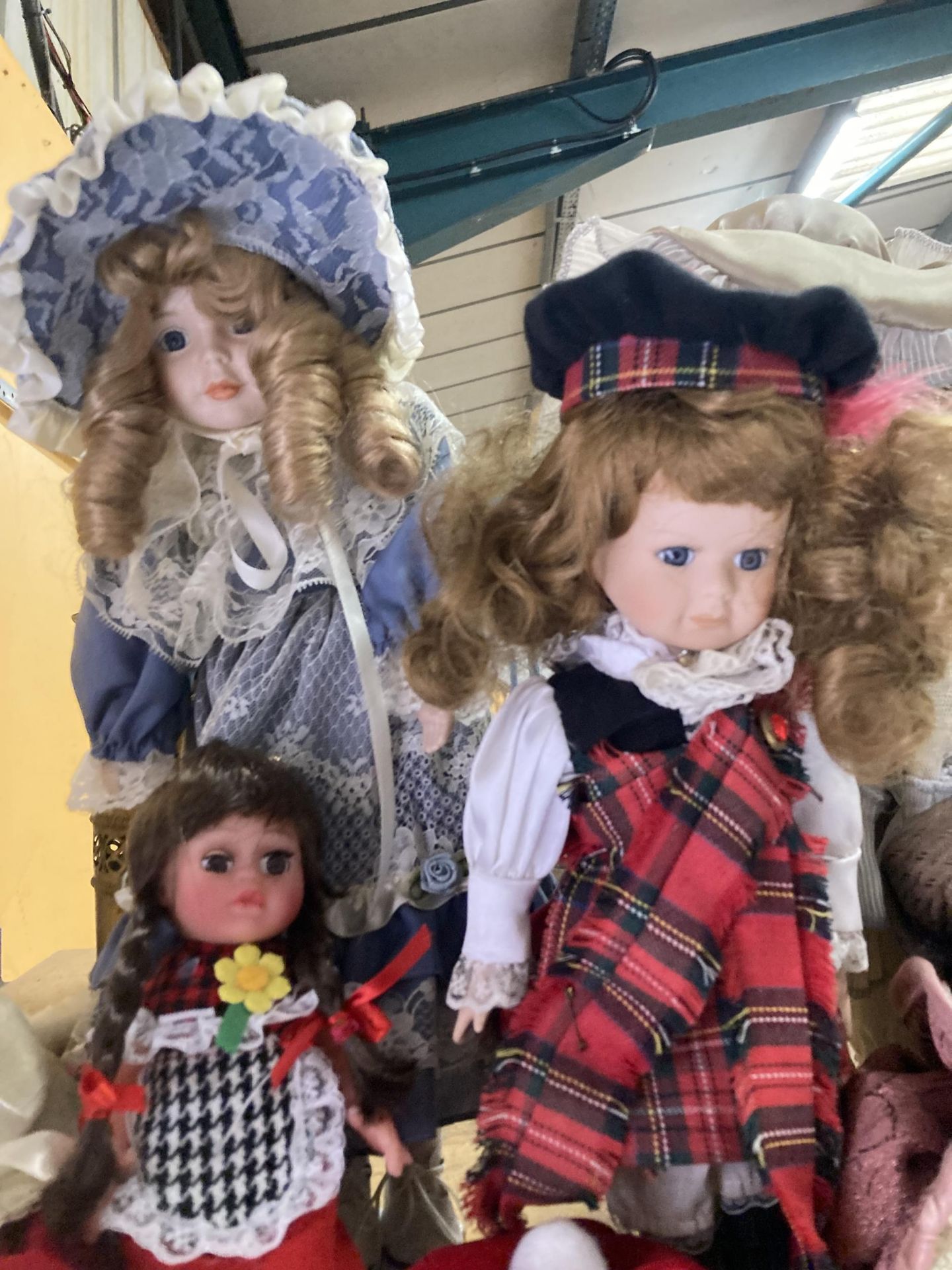 A QUANTITY OF COLLECTORS DOLLS, SOME ON STANDS - 8 IN TOTAL - Image 3 of 5