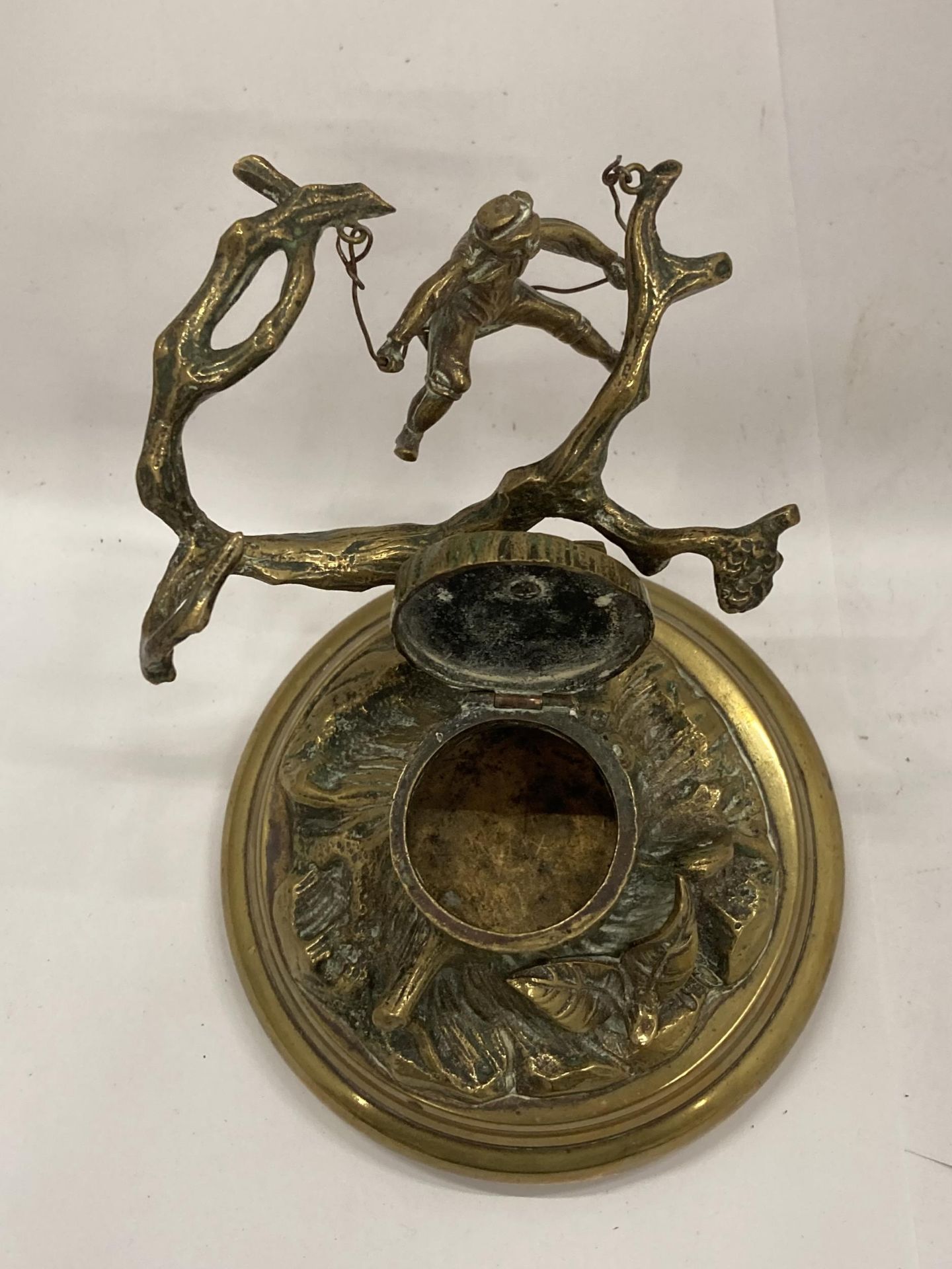 A VINTAGE NOVELTY BRASS INKWELL WITH A SINGING BOY IN A TREE - Image 3 of 4