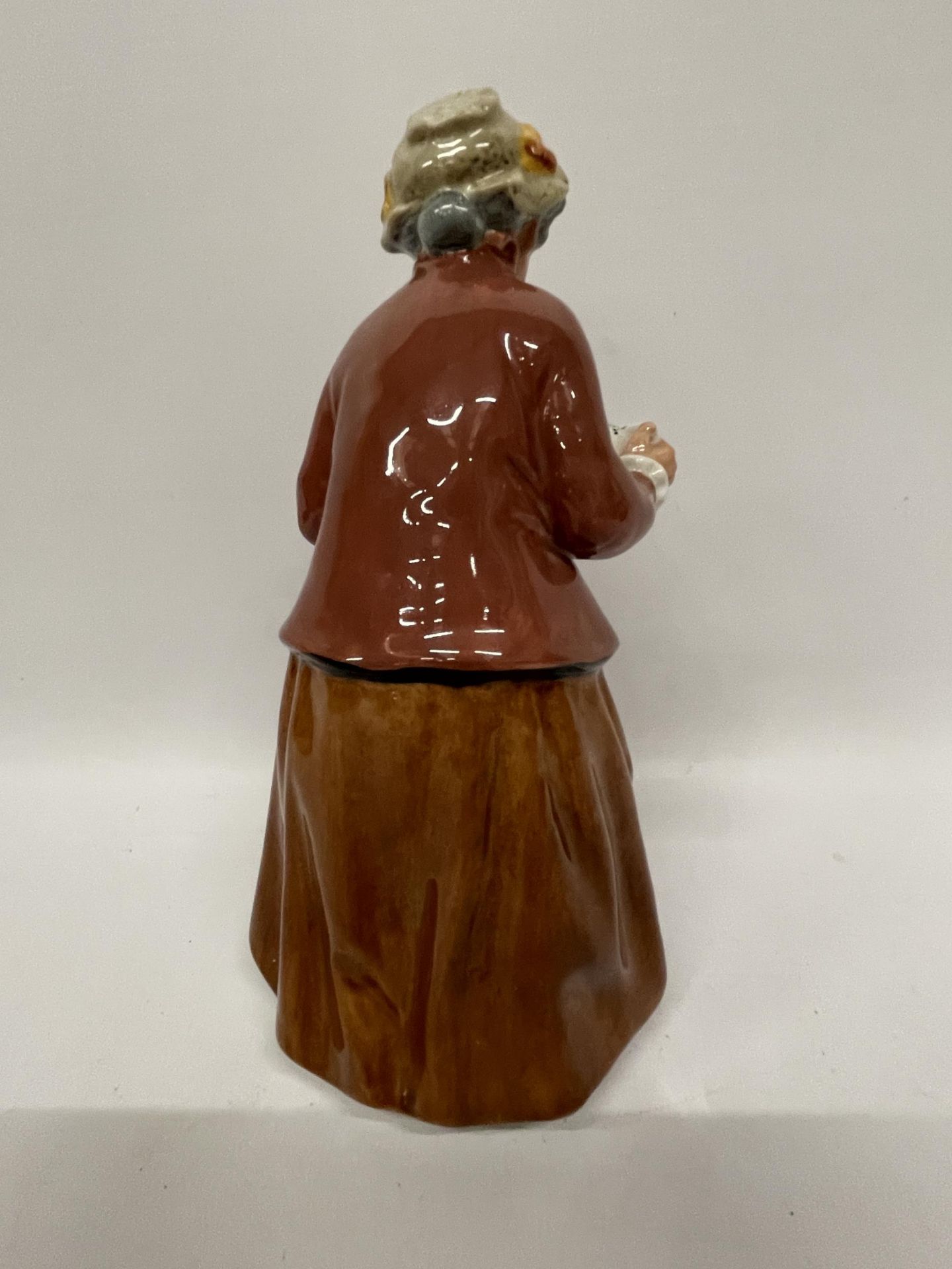 A ROYAL DOULTON 'TEATIME' HN2255 FIGURE - Bild 2 aus 3