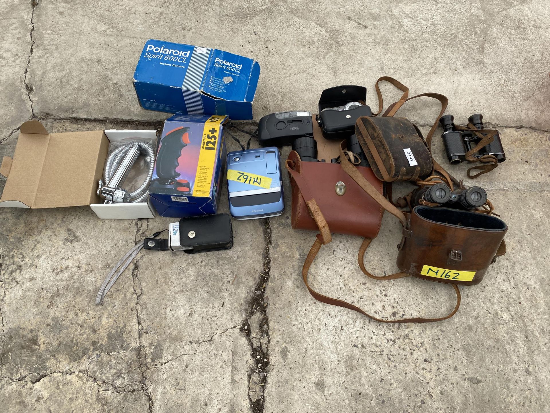 AN ASSORTMENT OF ITEMS TO INCLUDE BINOCULARS AND A POLAROID CAMERA ETC