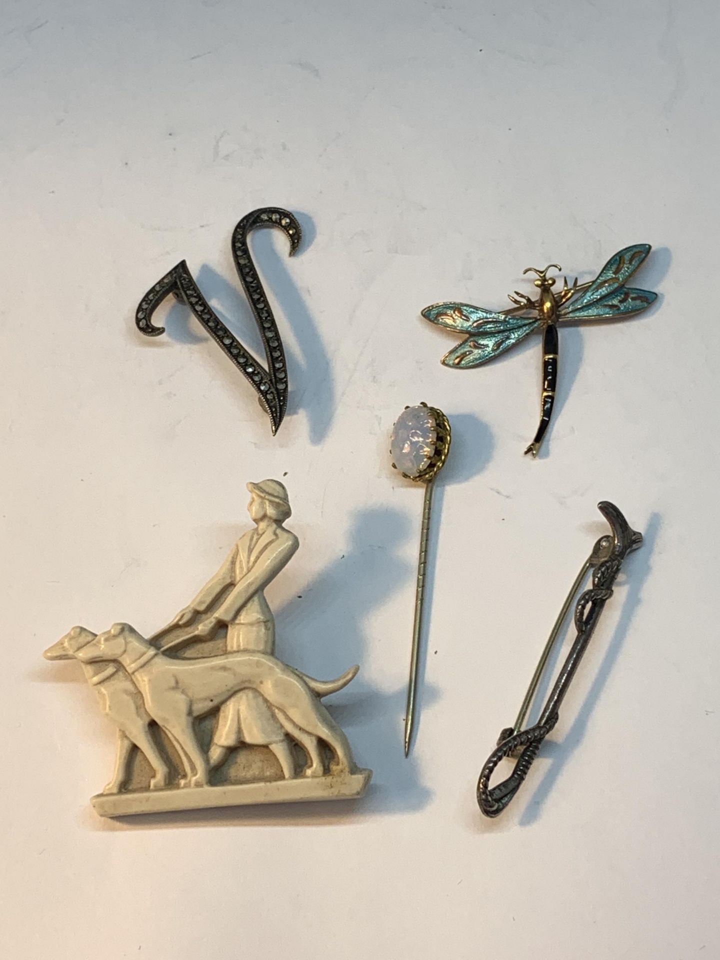 FIVE BROOCHES TO INCLUDE AN ENAMELLED DRAGONFLY, TWO SILVER, A DECO LADY AND A PIN STICK