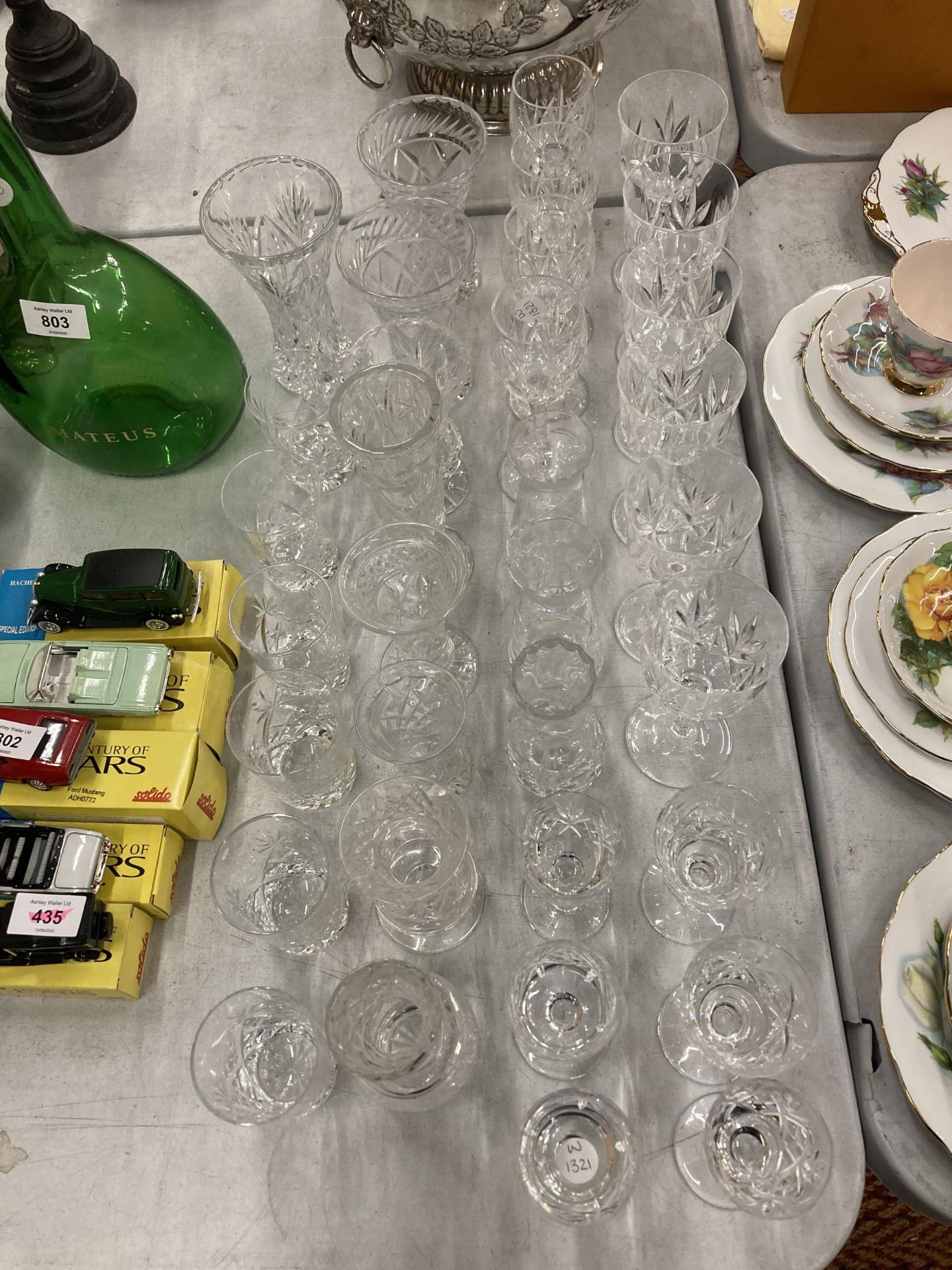 A LARGE COLLECTION OF CUT GLASS DRINKING GLASSES - Bild 2 aus 3