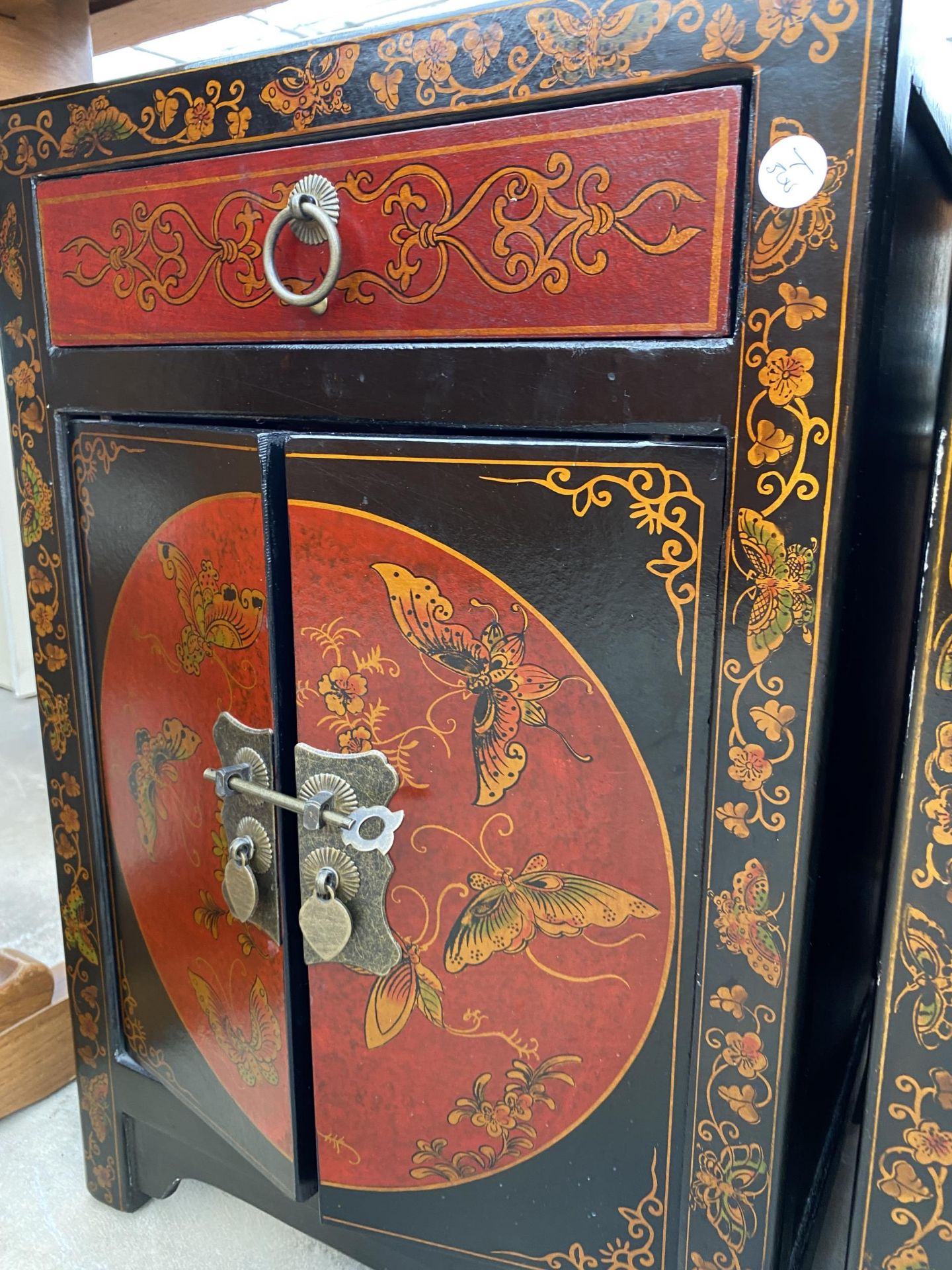 A PAIR OF ORIENTAL BEDSIDE LOCKERS WITH CHINOISERIE DECORATION - Image 4 of 5