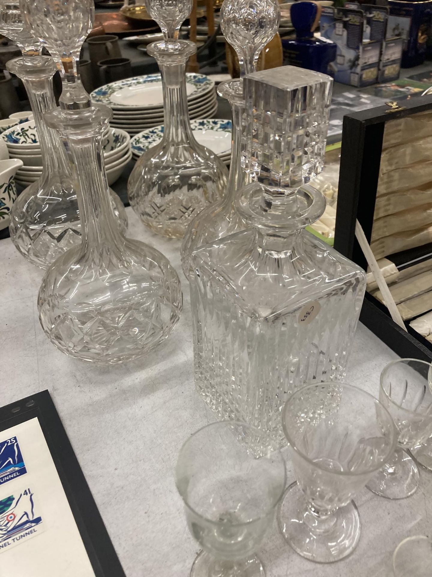 A COLLECTION OF VICTORIAN AND LATER GLASSWARE, SHERRY GLASSES, CUT GLASS DECANTERS ETC - Image 4 of 5