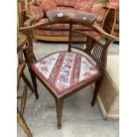 AN EDWARDIAN MAHOGANY AND INLAID CORNER CHAIR ON TAPERED LEGS WITH SPADE FEET