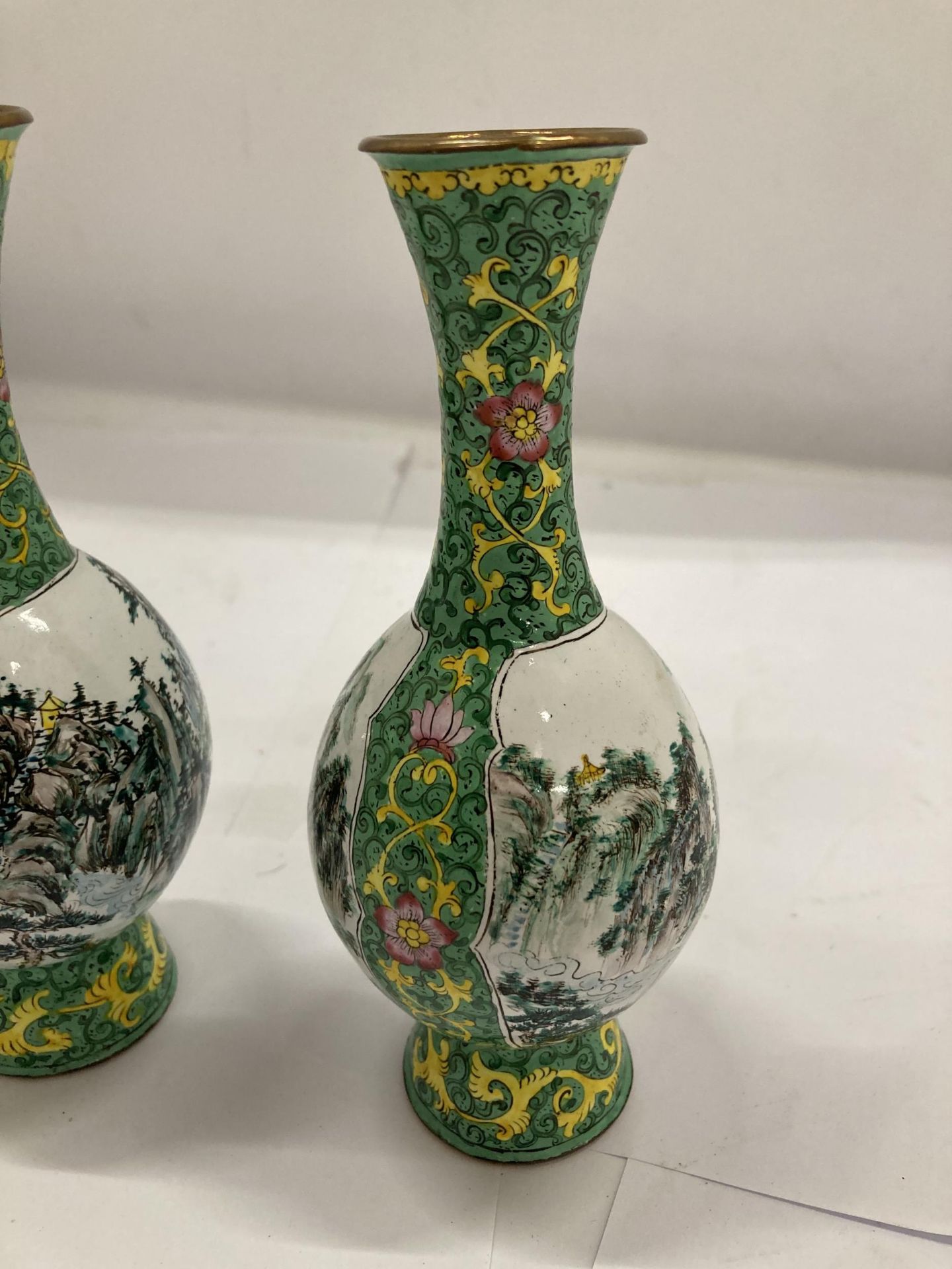 A PAIR OF ORIENTAL FAMILLE VERTE ENAMEL DESIGN VASES - Image 4 of 5