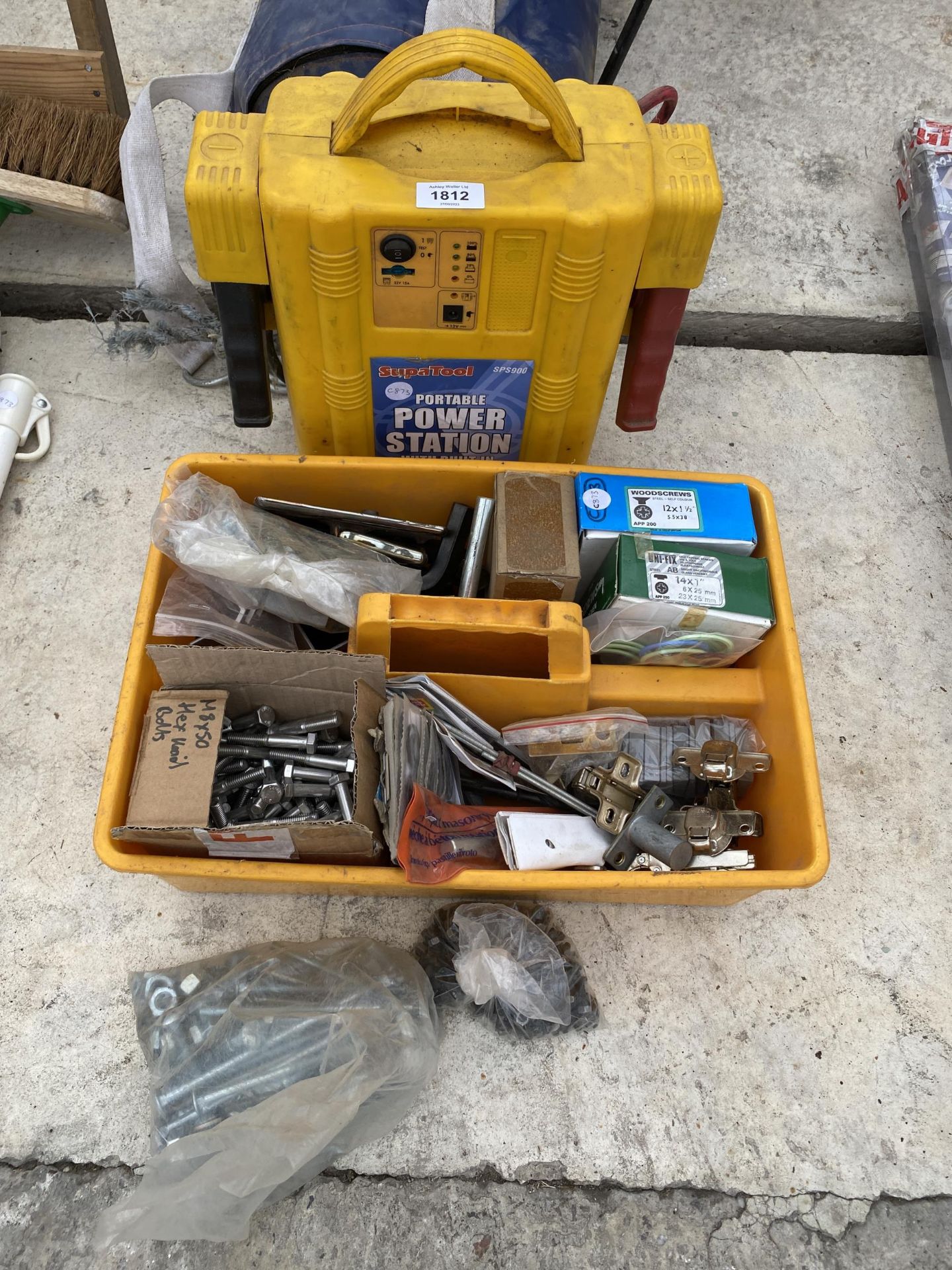 AN ASSORTMENT OF ITEMS TO INCLUDE A PORTABLE POWER STATION, BOLTS AND HINGES ETC