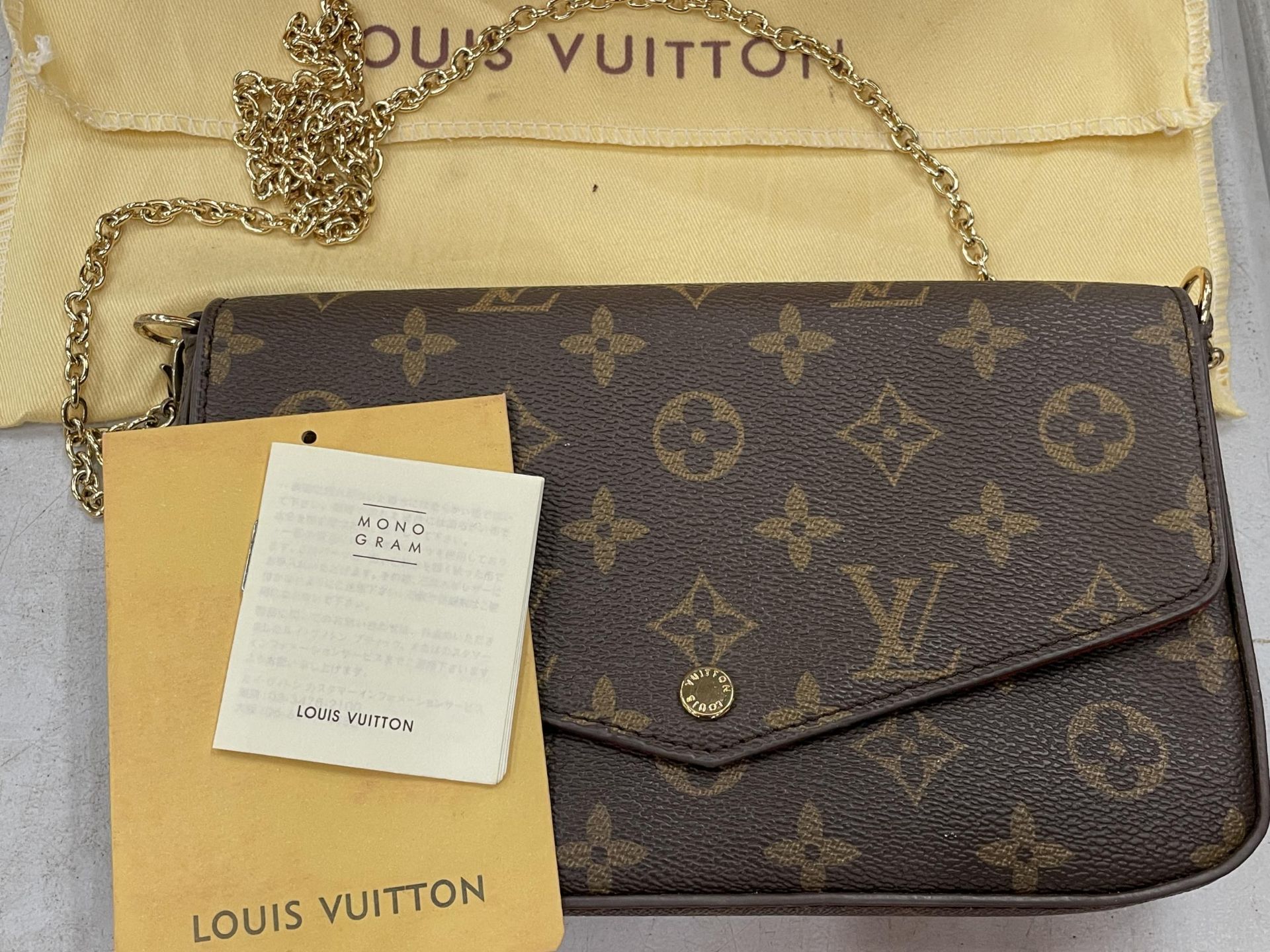 A GENUINE LOUIS VUITTON HANDBAG WITH THE ORIGINAL DUST COVER AND BOX - Bild 2 aus 3