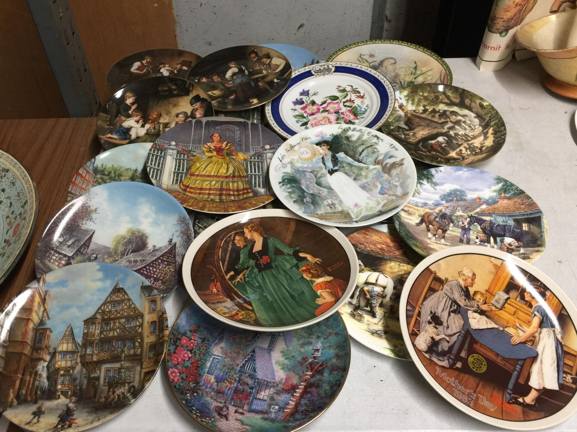 A LARGE COLLECTION OF CABINET PLATES - APPROX 20 IN TOTAL