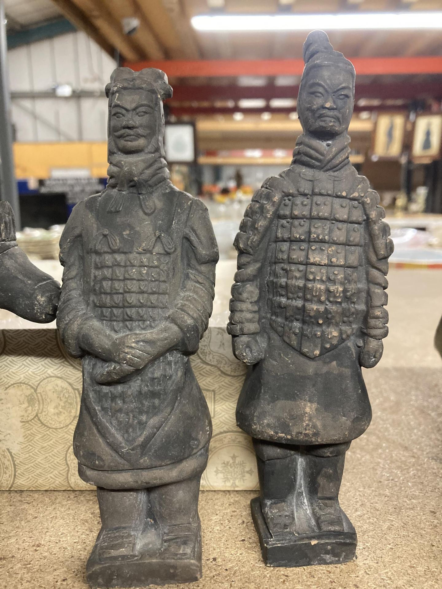 SIX ORIENTAL TERRACOTTA ARMY STYLE FIGURES - Bild 3 aus 4