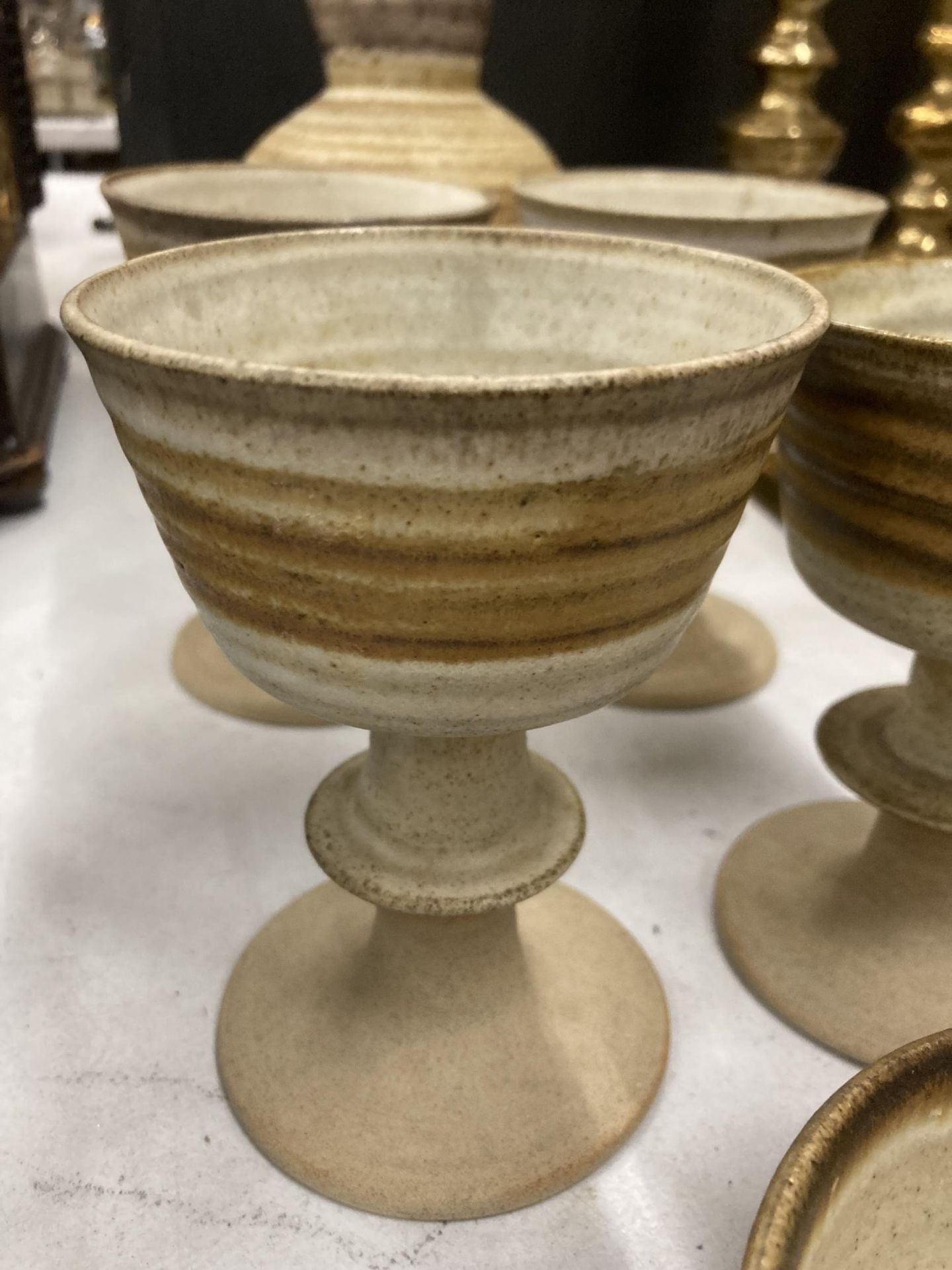 A VINTAGE STONEWARE SET OF FOUR CUPS, BOWL AND JUG - Bild 2 aus 4