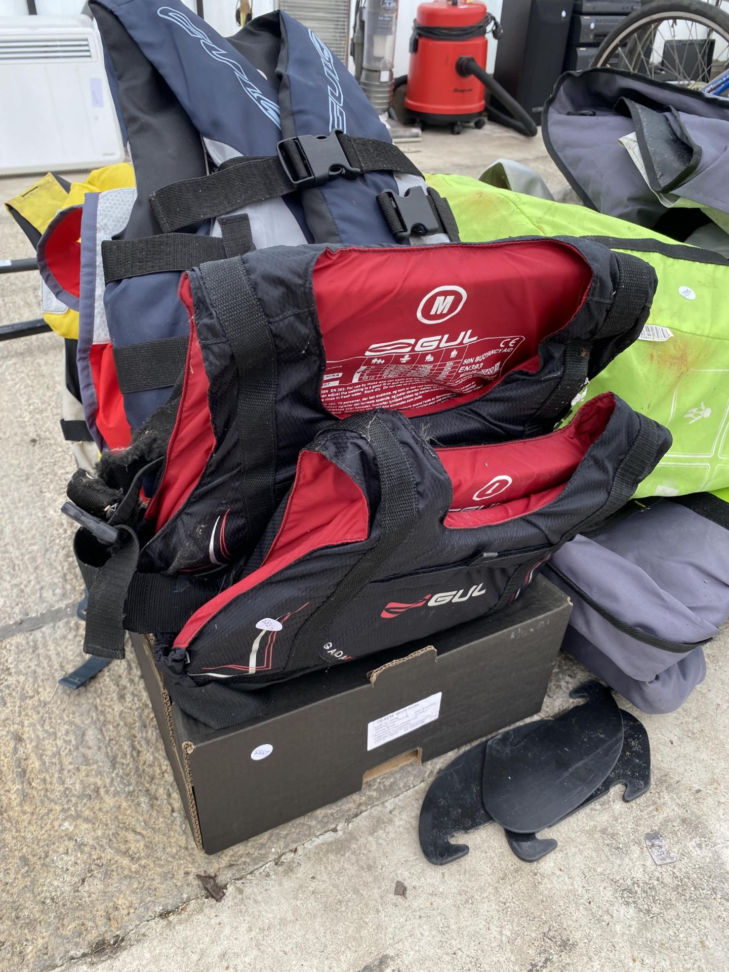 A LARGE QUANTITY OF KAYAKING EQUIPMENT TO INCLUDE LIFE JACKETS AND ORES ETC - Image 5 of 6