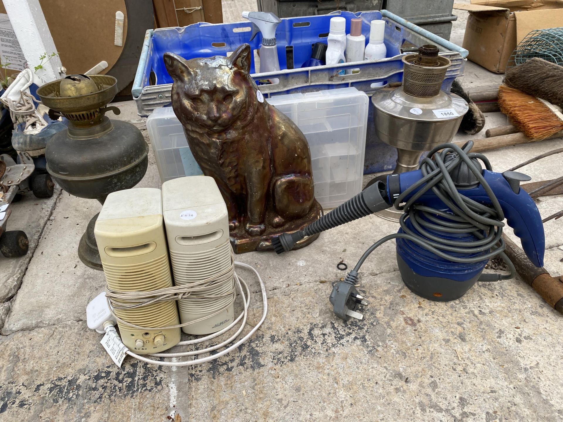 AN ASSORTMENT OF ITEMS TO INCLUDE AN OIL LAMP, CAST IRON CAT AND HINGES ETC - Image 2 of 3