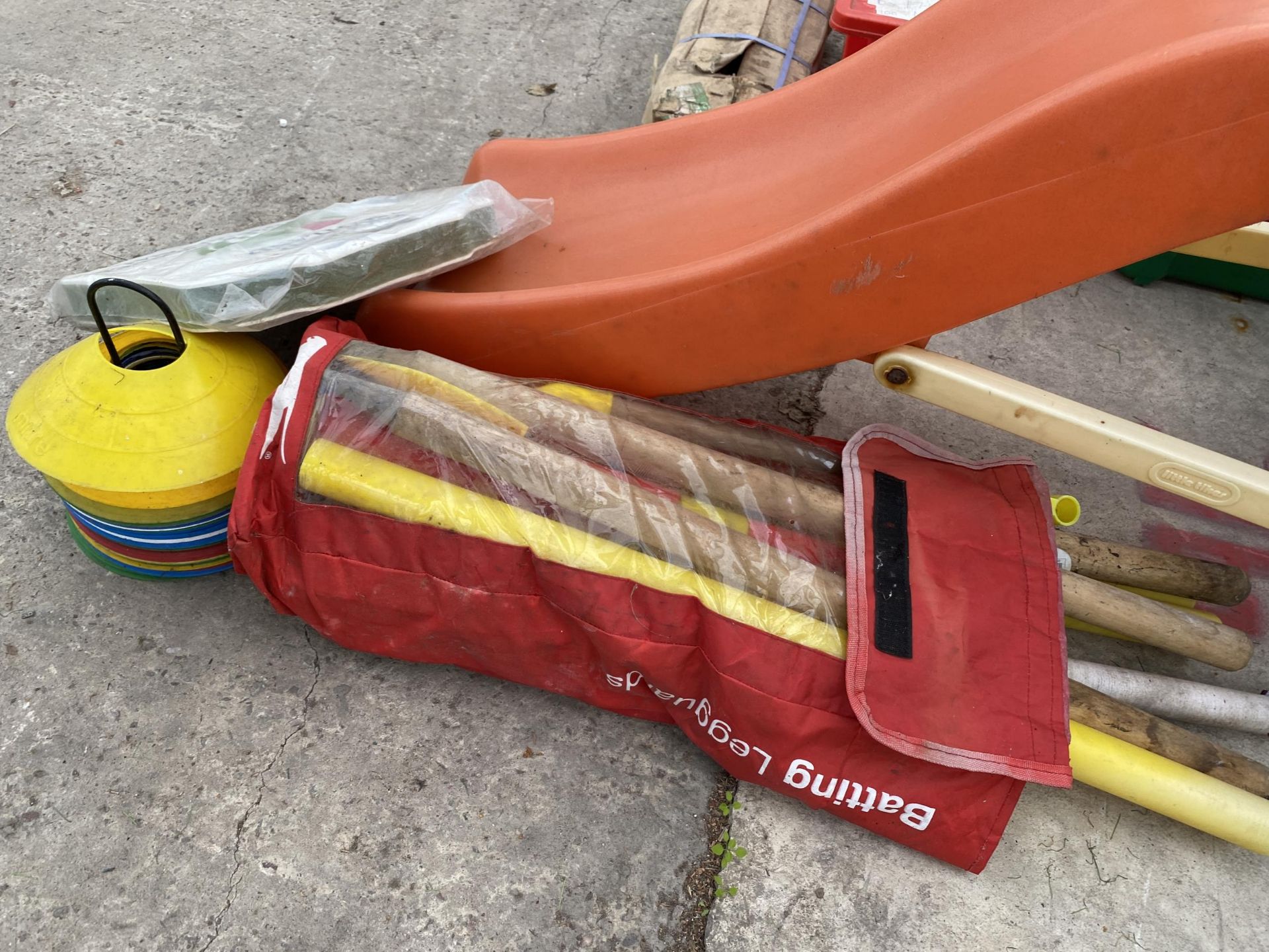 AN ASSORTMENT OF CHILDRENS ITEMS TO INCLUDE A SLIDE AND CRICKET EQUIPMENT - Image 2 of 2