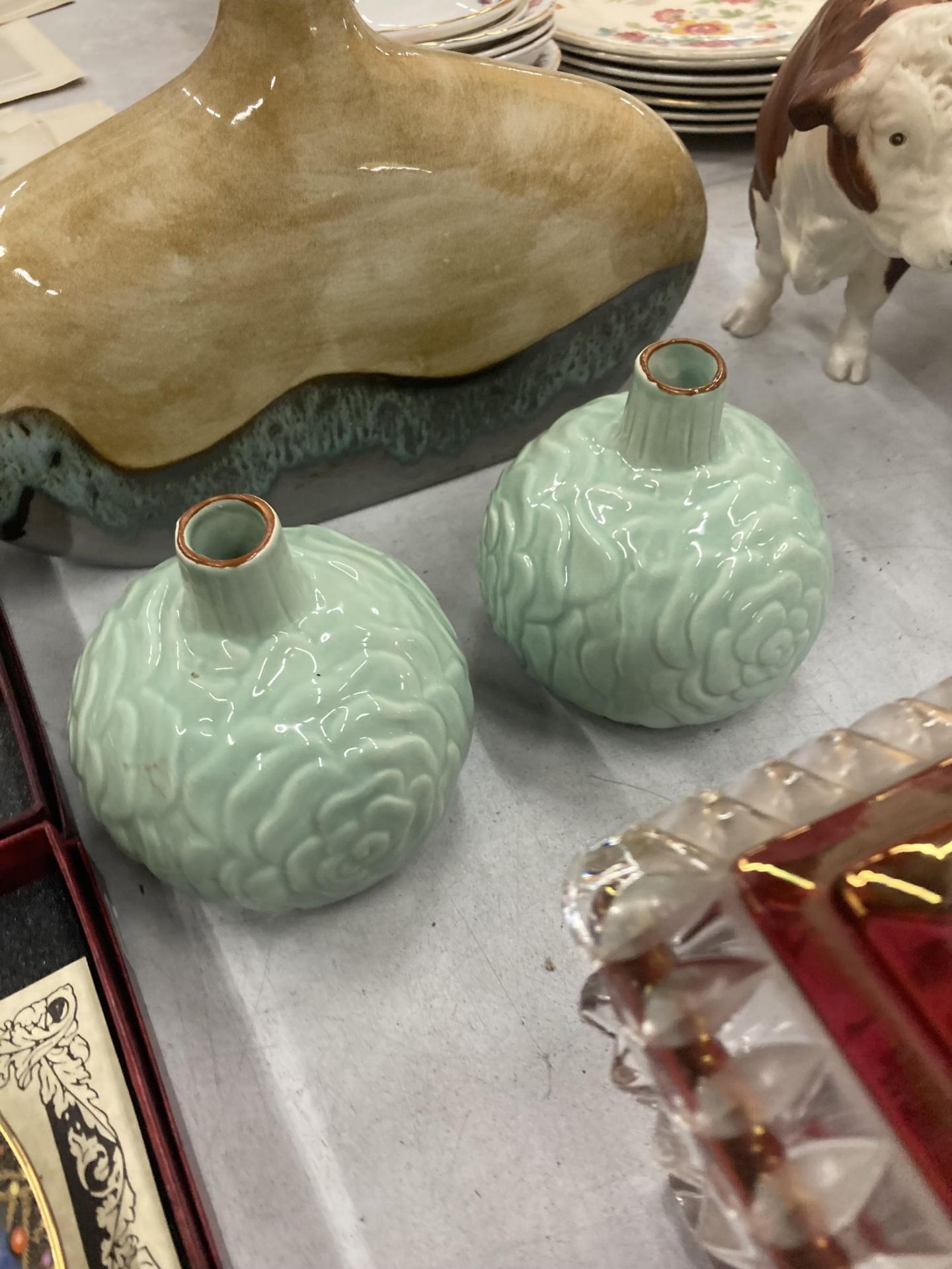 A MIXED LOT TO INCLUDE CELADON GLAZE VASES, GLASSWARE TURQUOISE GLASS ETC - Image 6 of 7