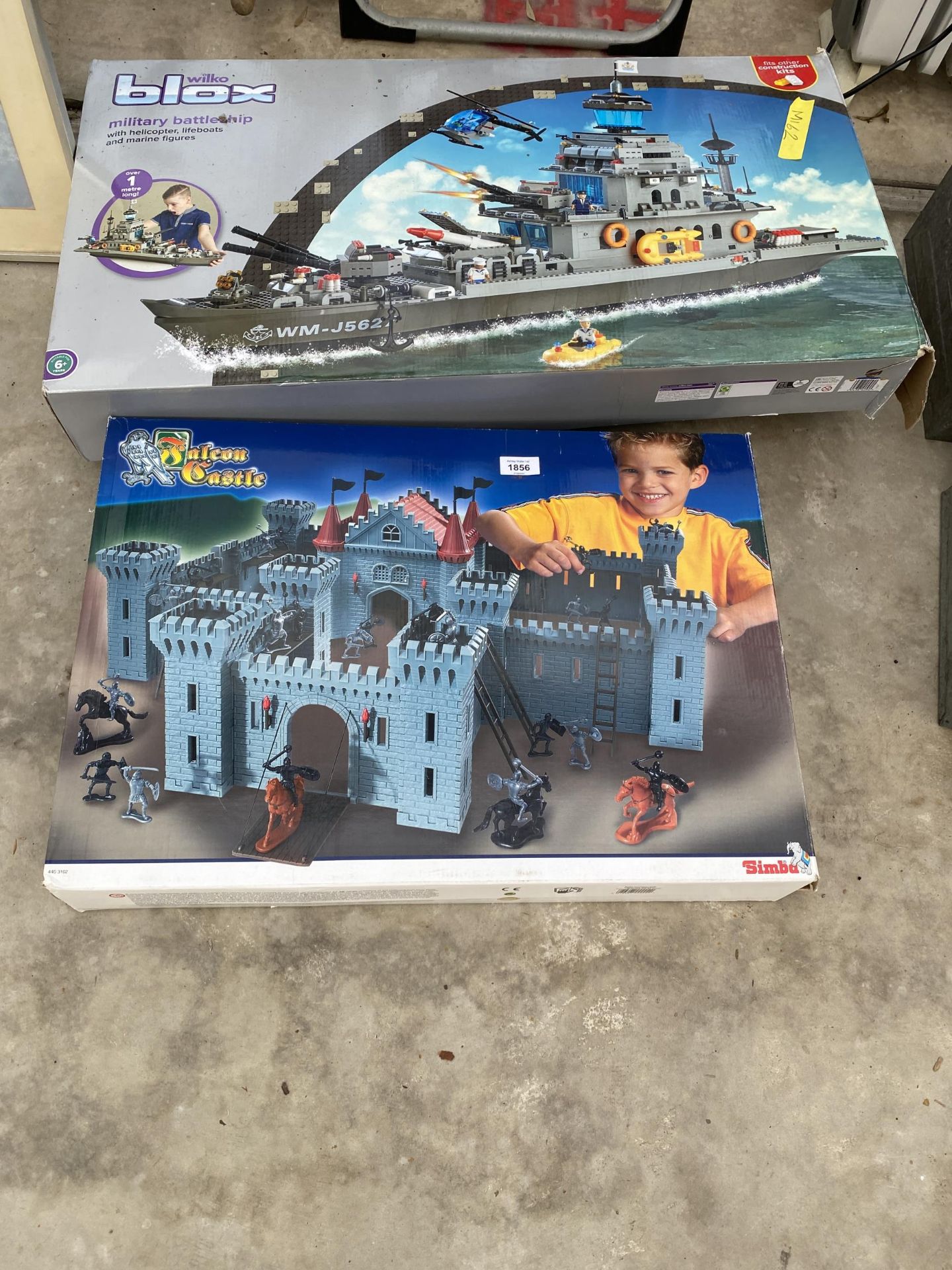 A SIMBA CASTLE AND A WILKO BLOX BUILDING SET