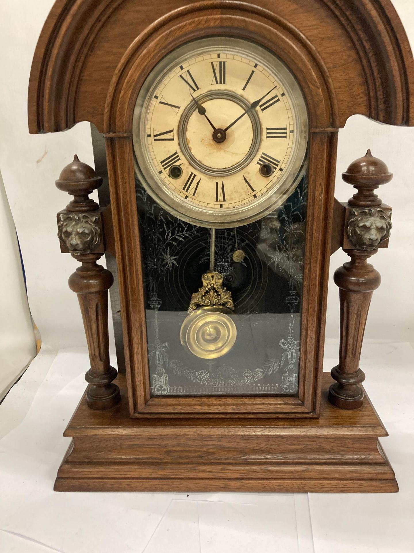 A VINTAGE OAK CHIMING MANTLE CLOCK WITH COLUMN SUPPORTS HAVING LION HEAD DESIGN, WITH PENDULUM, - Image 2 of 7
