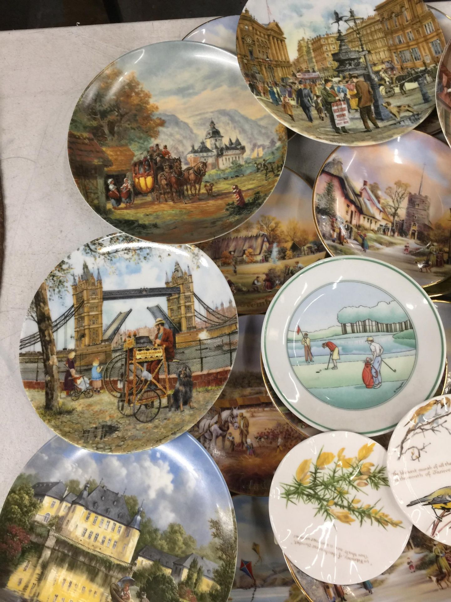A LARGE QUANTITY OF CABINET PLATES TO INCLUDE BUGS BUNNY, ETC - APPROX 26 IN TOTAL - Image 5 of 6