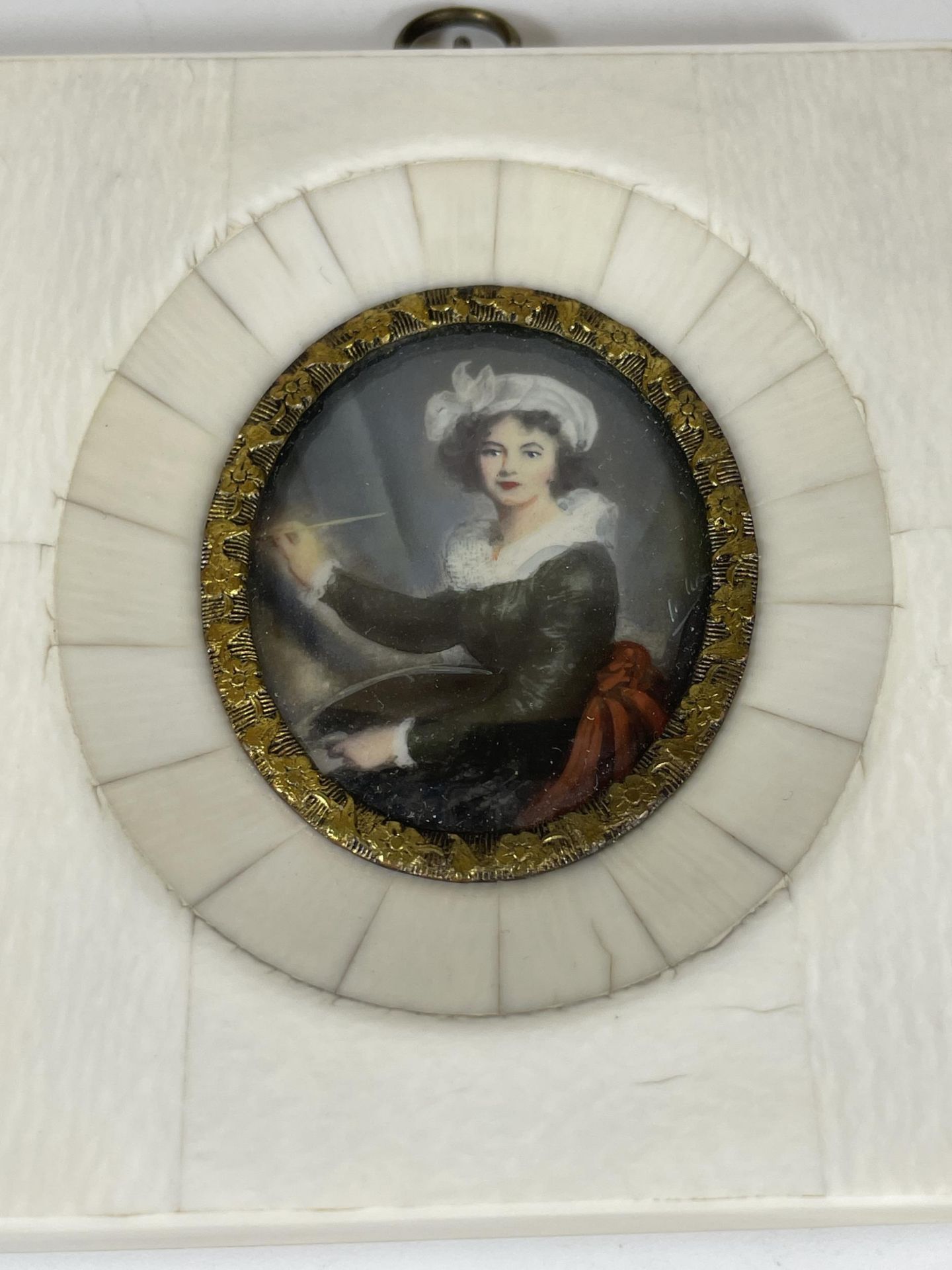 AN ANTIQUE PORTRAIT MINIATURE OF A LADY PAINTING WITH GILT BORDER - Bild 3 aus 6