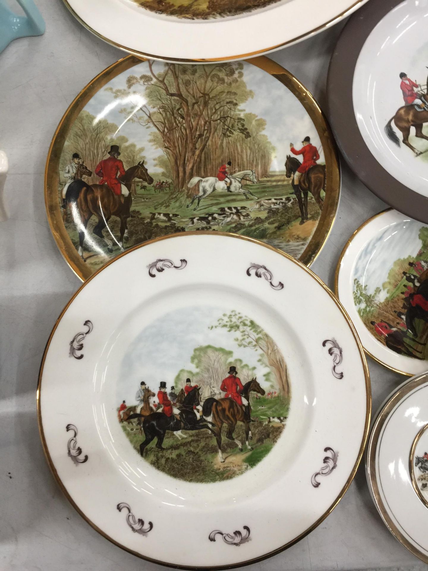 A COLLECTION OF VARIOUS SIZED HUNTING THEMED PLATES - 11 IN TOTAL - Image 3 of 4