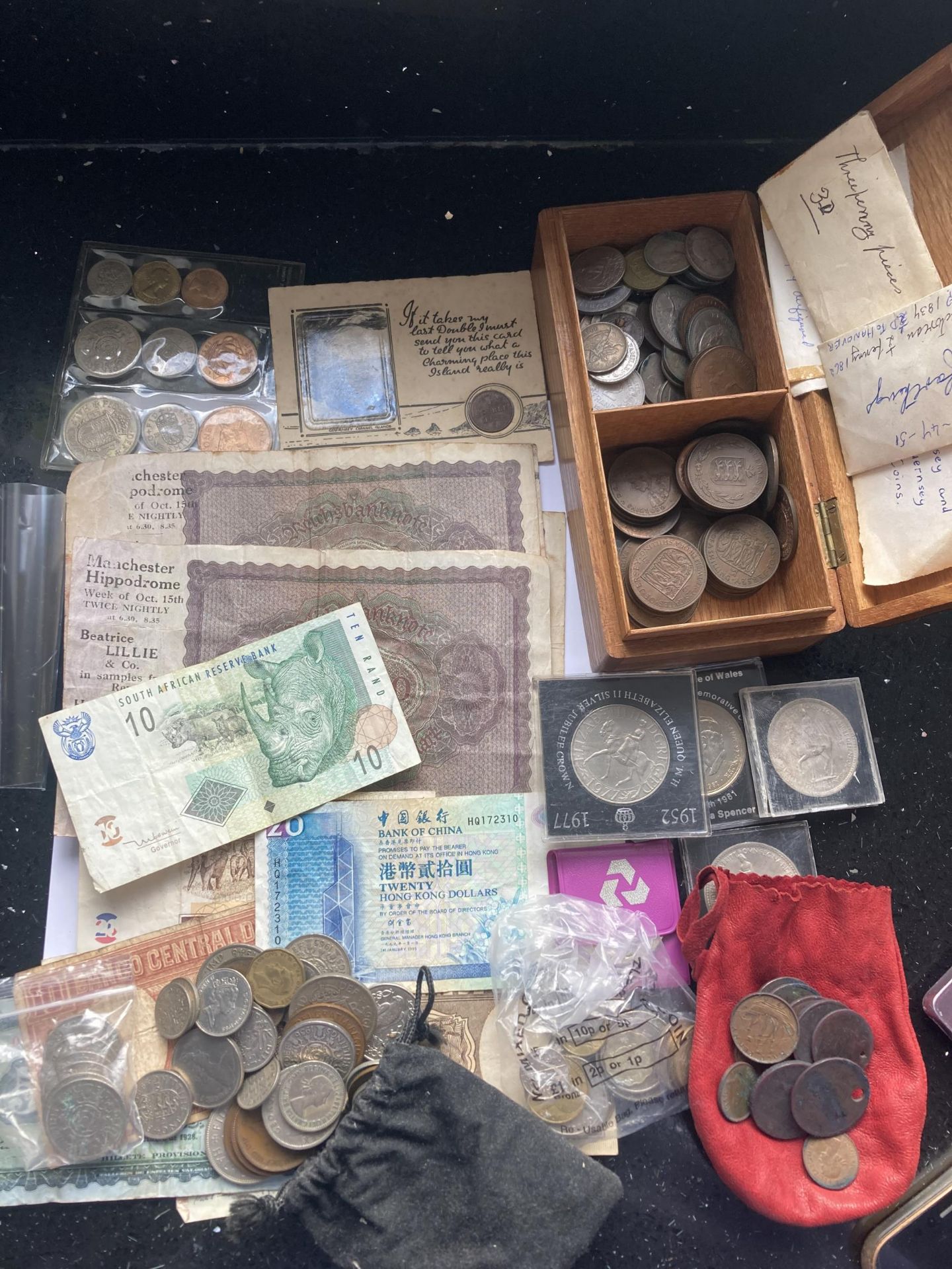 A MIXED LOT OF COINS & BANKNOTES TO INCLUDE A SELECTION OF JERSEY, UK & FOREIGN