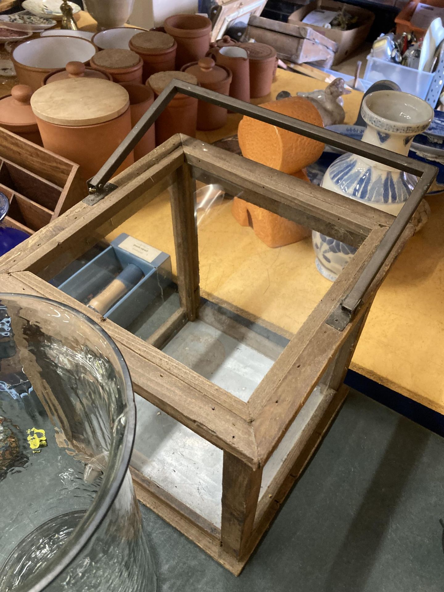 A LARGE WOODEN FRAMED LANTERN HOLDER WITH GLASS SIDES, LARGE GLASS CANDLE HOLDER/VASE, HEIGHT 38CM - Bild 4 aus 4