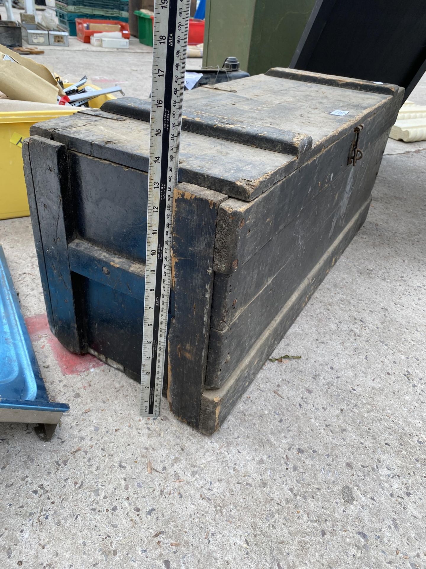 A VINTAGE WOODEN TOOL CHEST BEARING THE NAME 'DAVID BLOOM LTD MANCHESTER' - Image 2 of 4