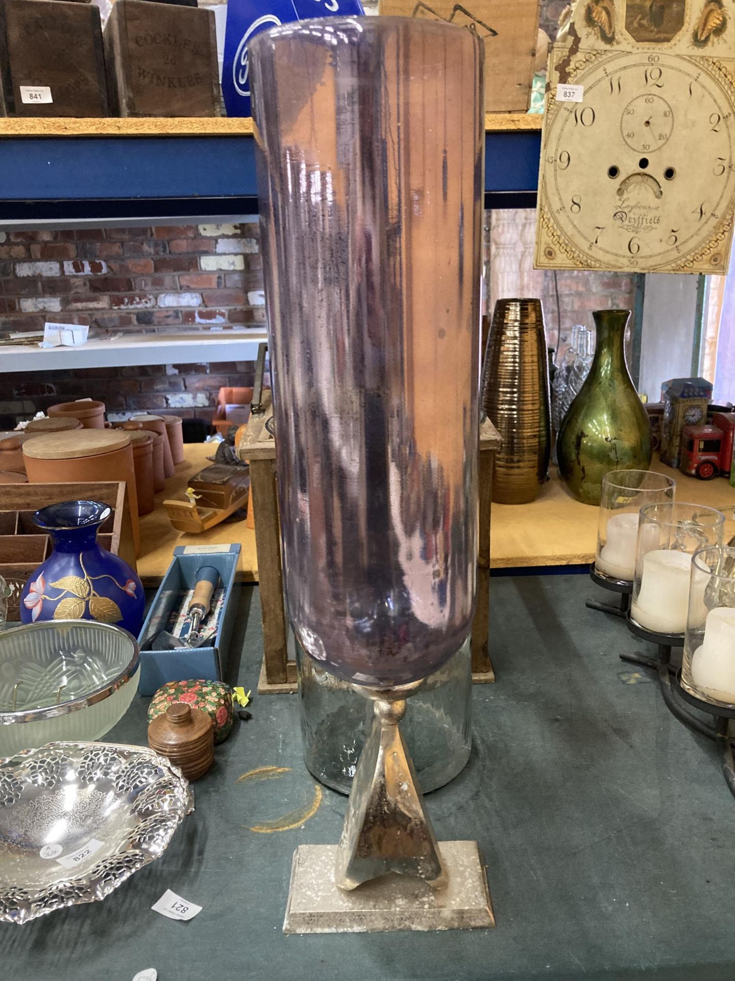 A LARGE WOODEN FRAMED LANTERN HOLDER WITH GLASS SIDES, LARGE GLASS CANDLE HOLDER/VASE, HEIGHT 38CM - Bild 2 aus 4