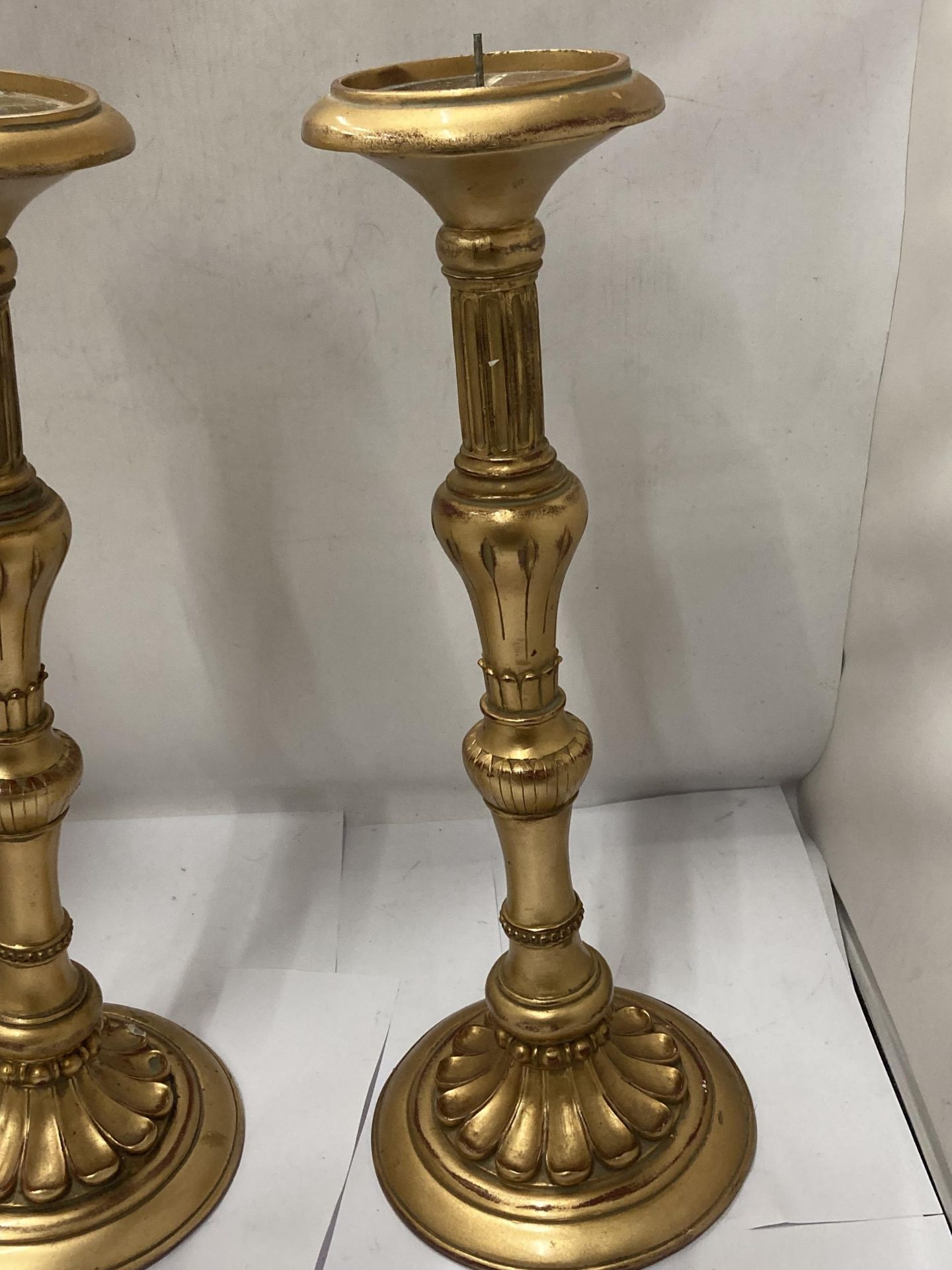 A TALL PAIR OF CLASSICAL STYLE HEAVY WOODEN CANDLE STICKS WITH A GILT FINISH, HEIGHT 47CM - Image 2 of 5