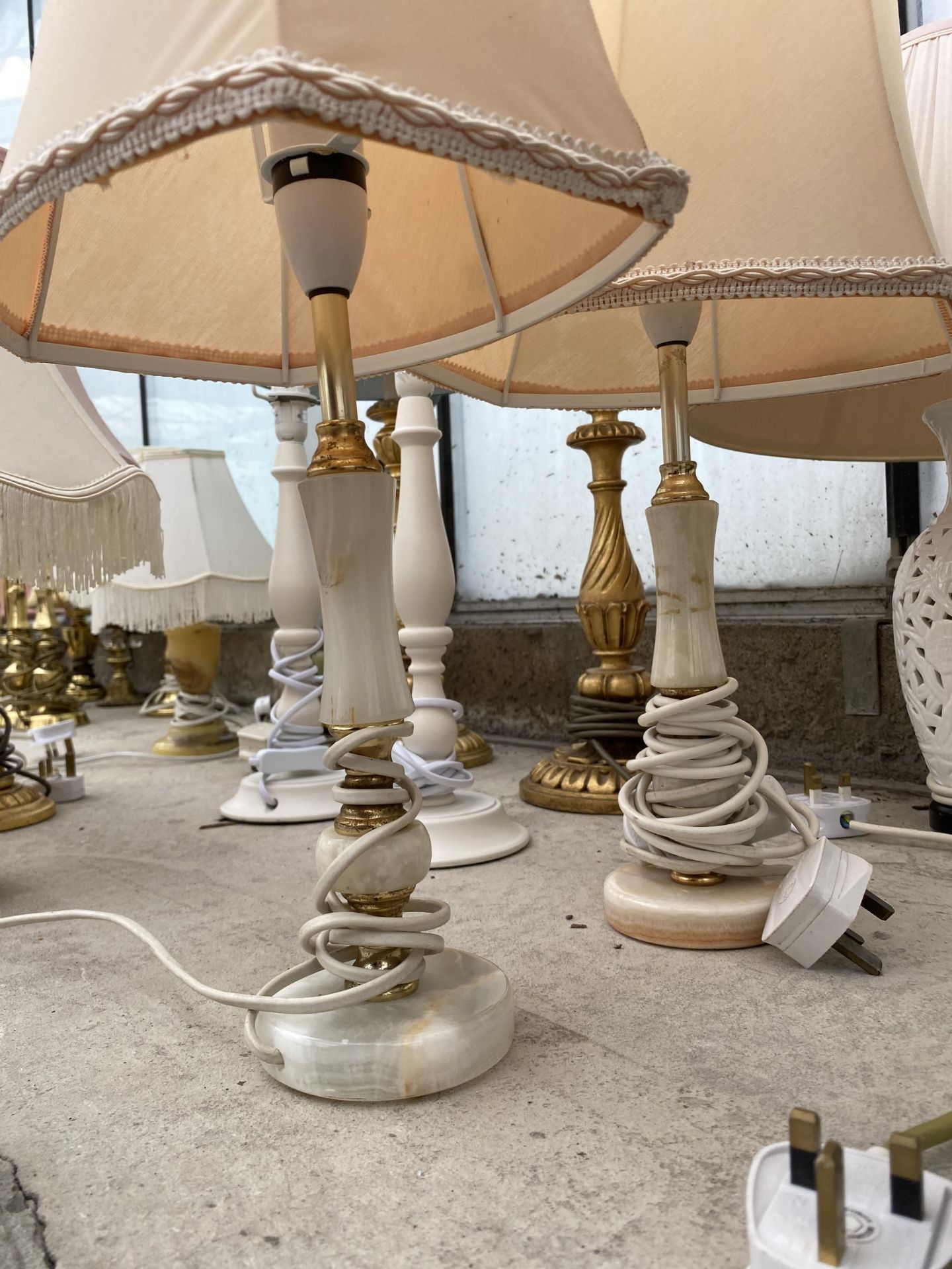 A LARGE ASSORTMENT OF VARIOUS TABLE LAMPS WITH SHADES - Image 5 of 6
