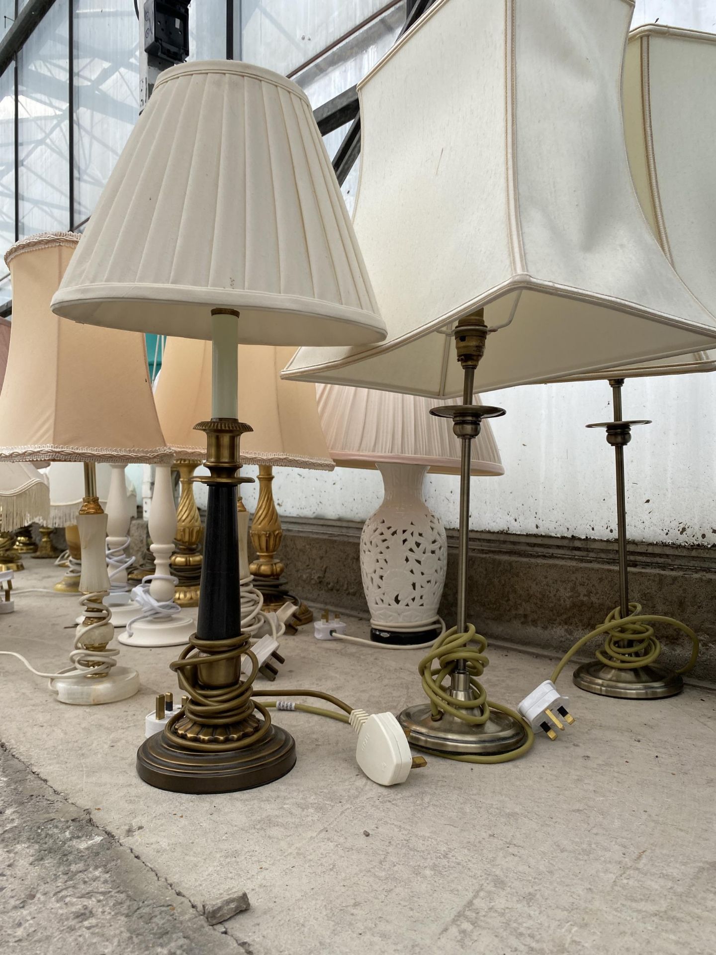 A LARGE ASSORTMENT OF VARIOUS TABLE LAMPS WITH SHADES - Bild 4 aus 6