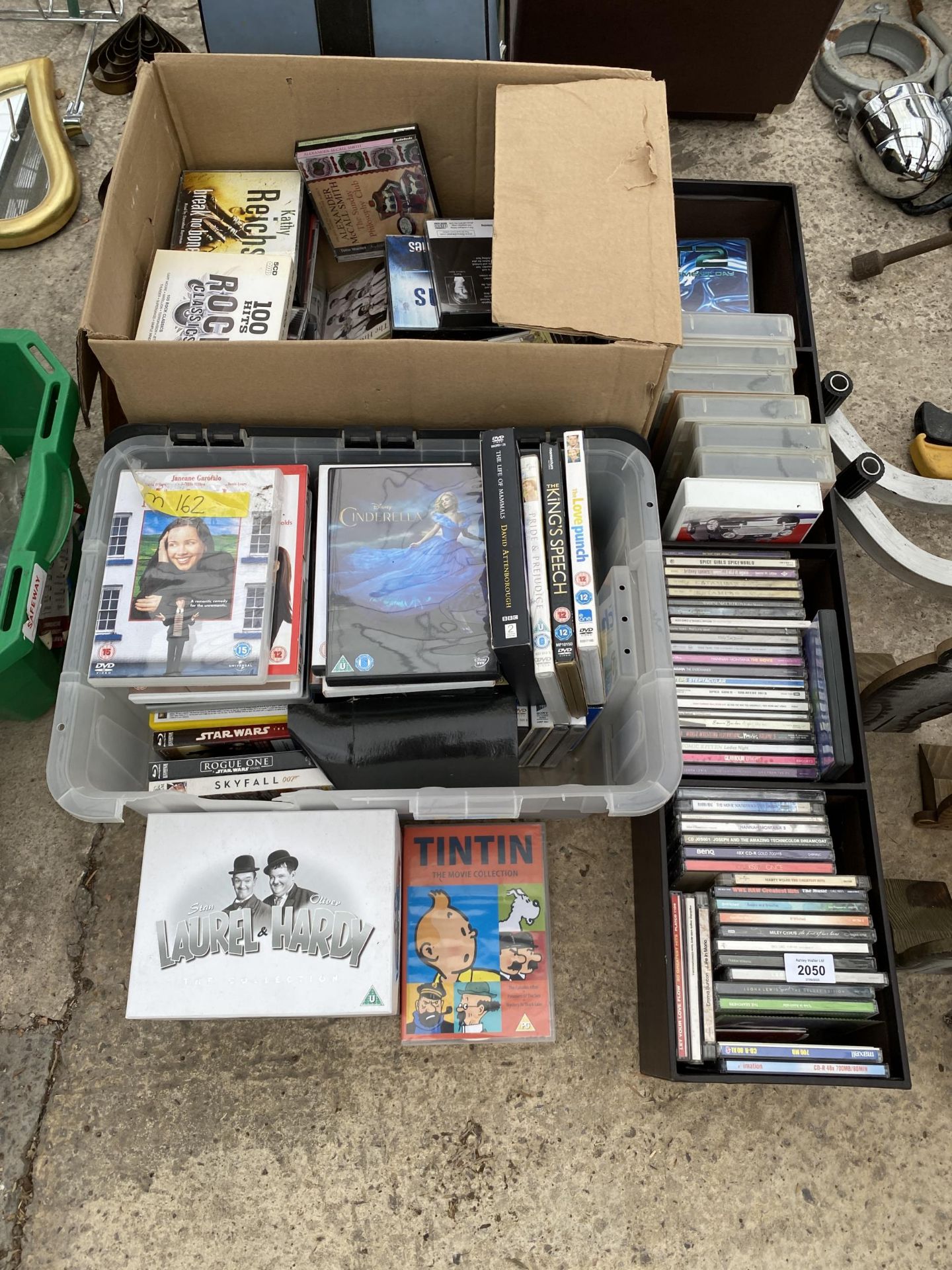 A LARGE ASSORTMENT OF CDS AND DVDS