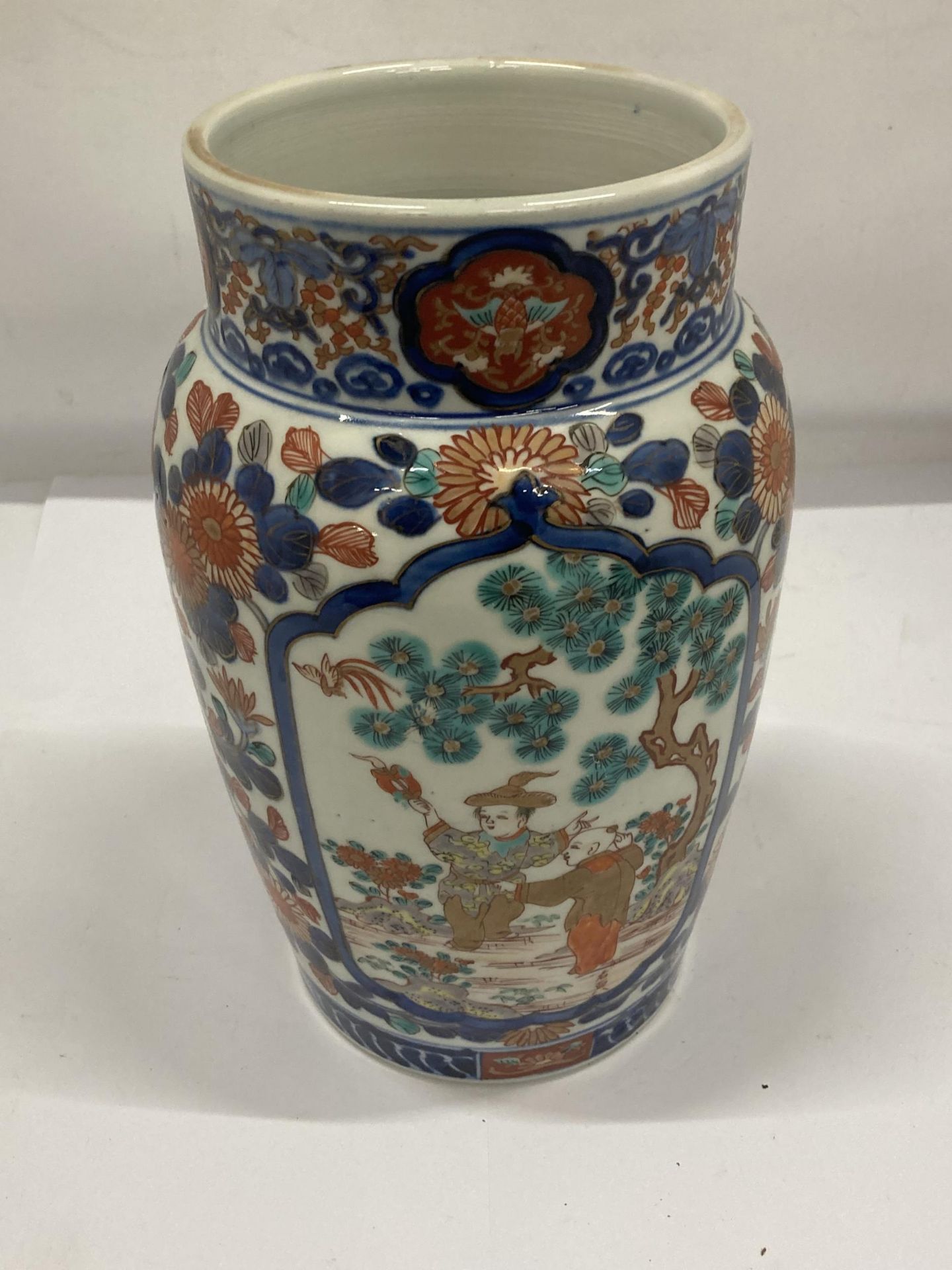AN ORIENTAL VASE WITH CHRYSANTHEMUM AND FIGURES DECORATION, HEIGHT 26CM
