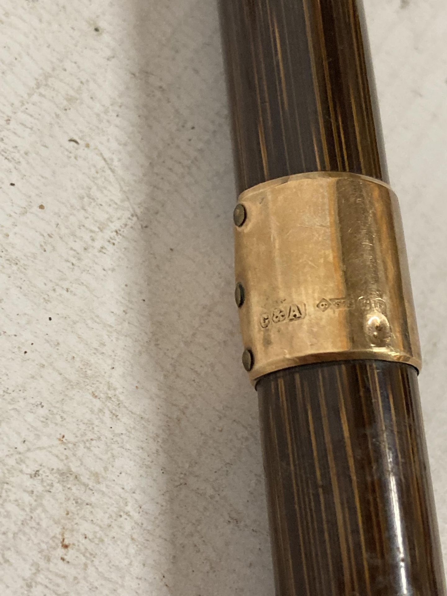 A VINTAGE WALKING STICK WITH HALLMARKED 9CT YELLOW GOLD TOP AND COLLAR - Image 3 of 4